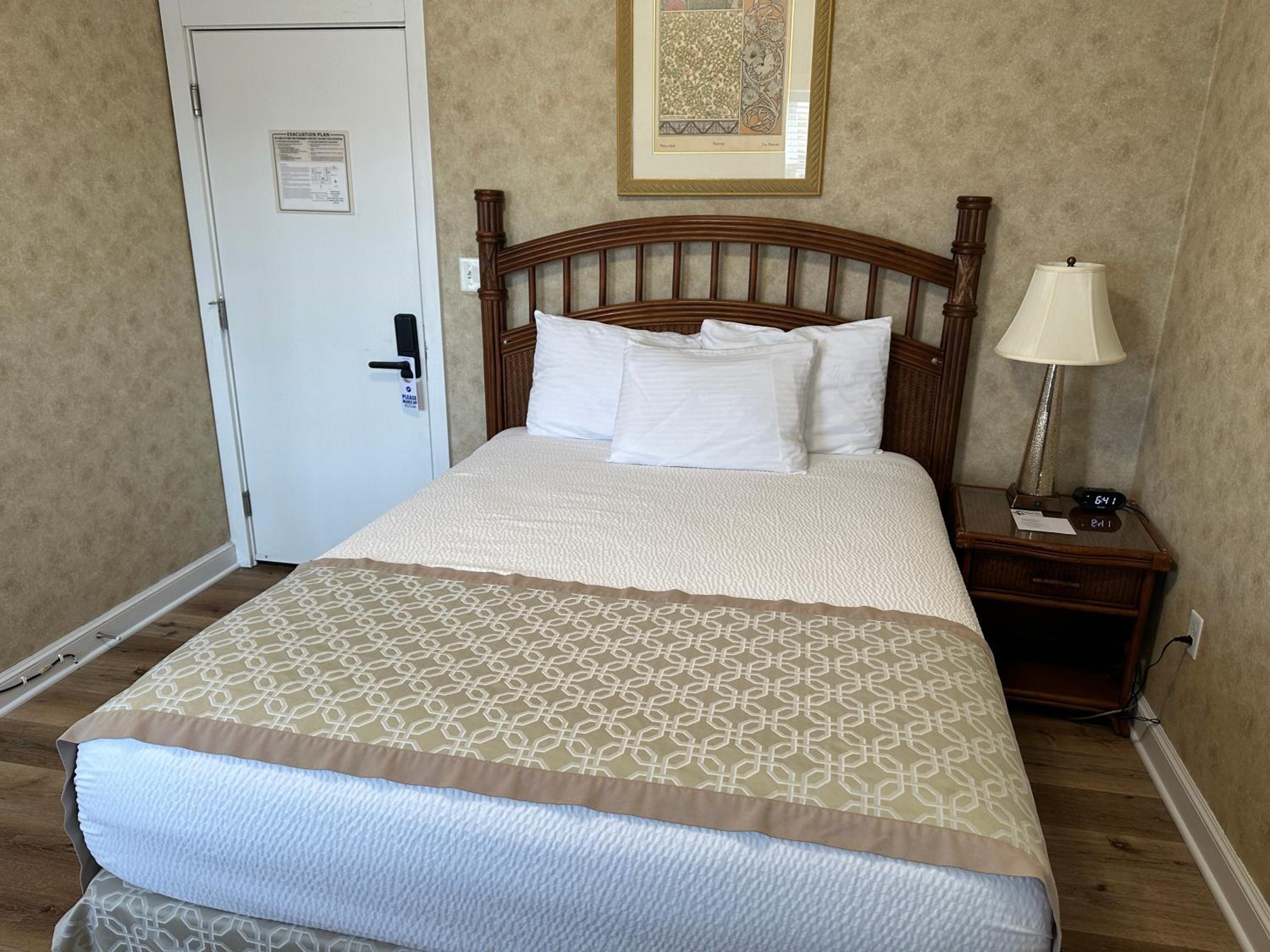 Deluxe Queen Suite
