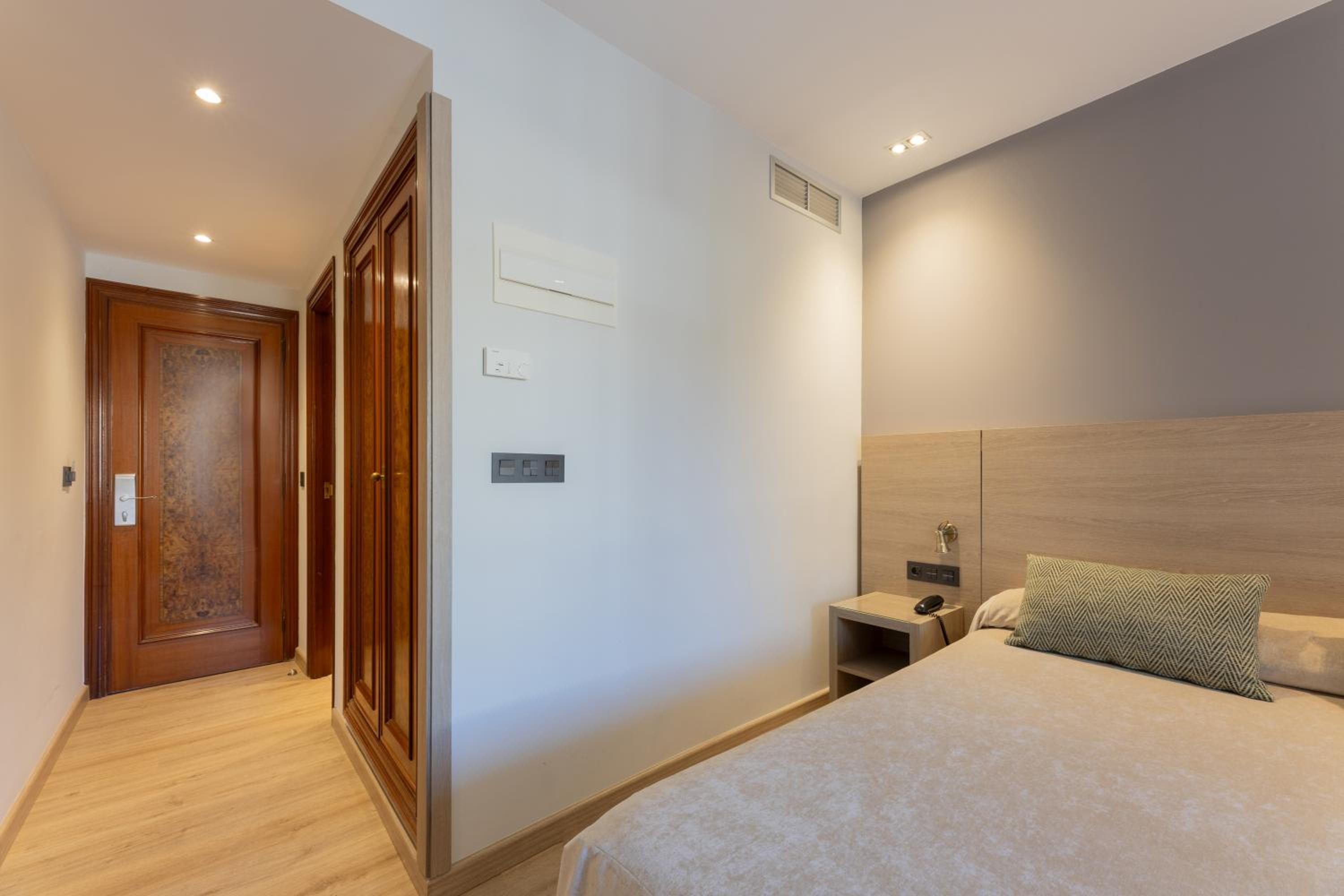 Small Double Room - Photo 1