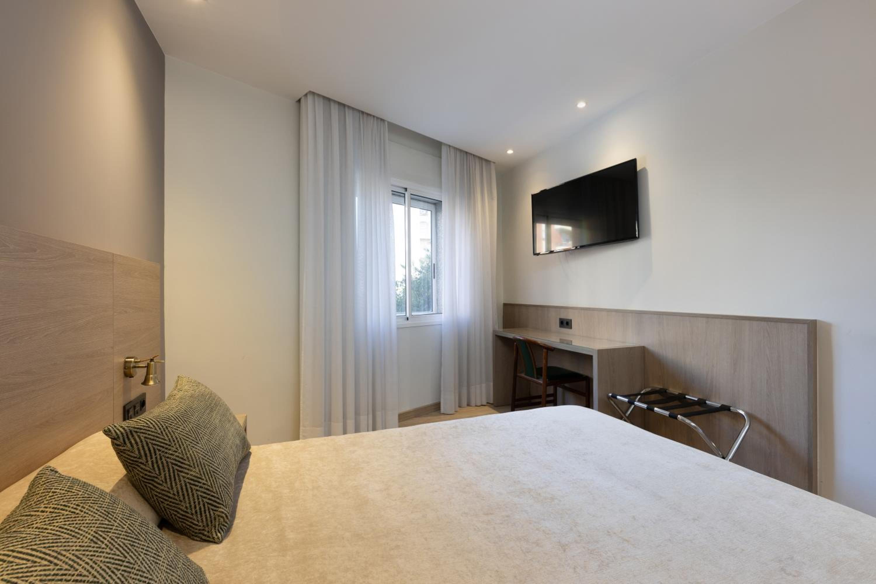 Small Double Room - Photo 2