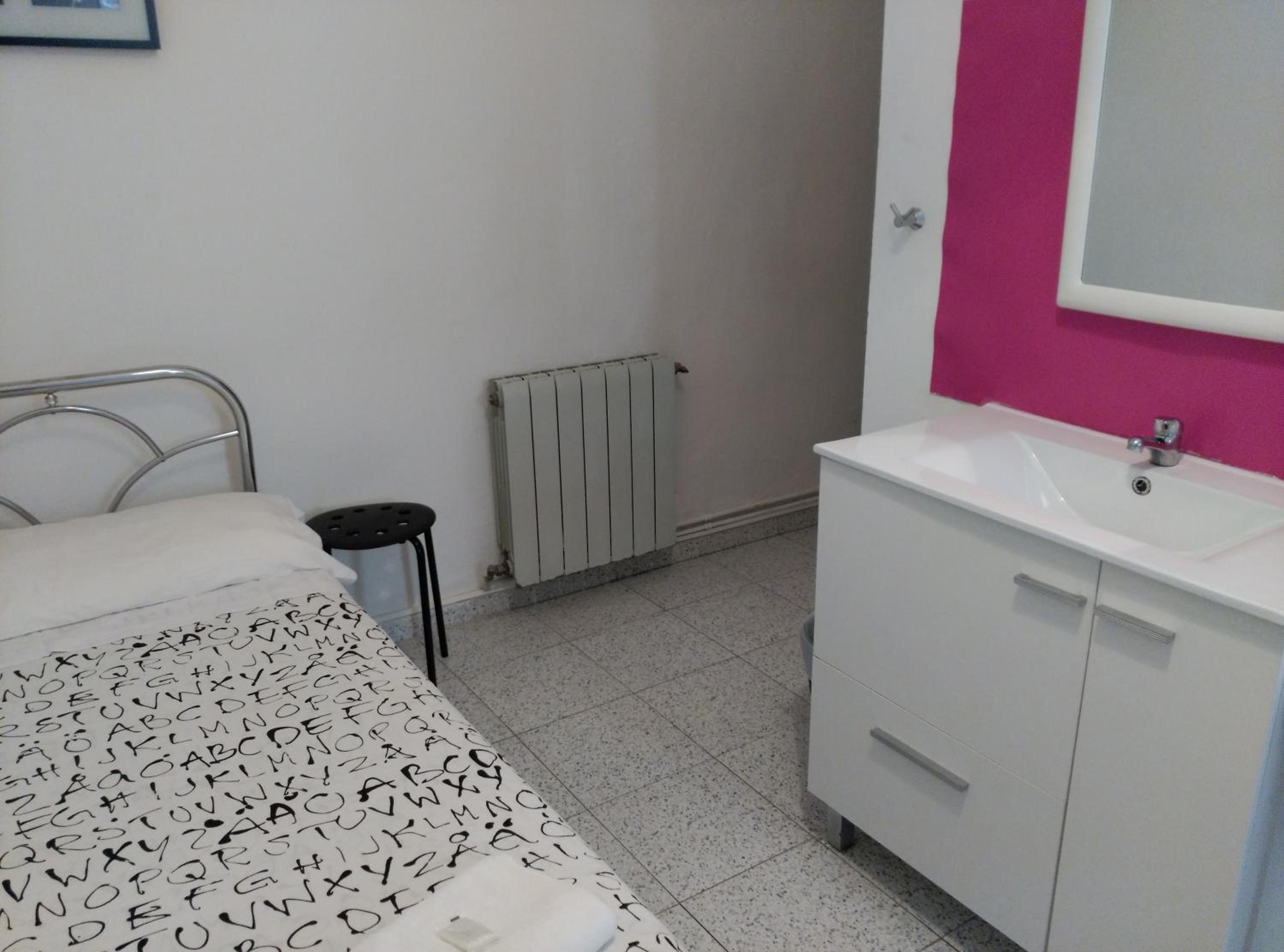 Habitación individual con baño compartido