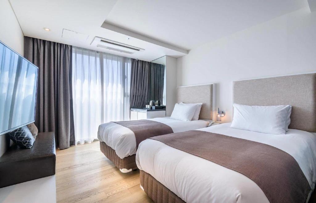 Standard Twin Room with City View