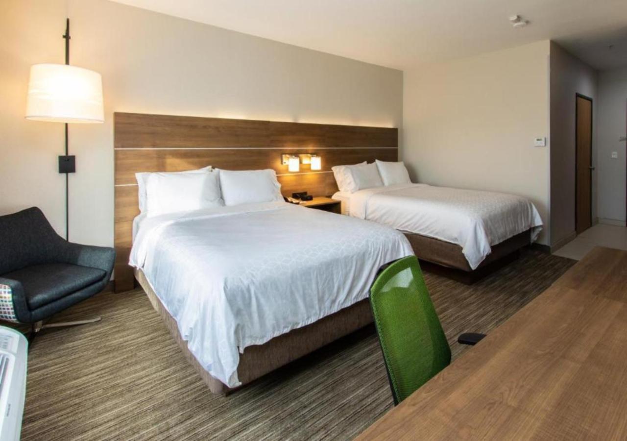 Queen Room with Two Queen Beds - Disability Access Hearing Accessible - Roll-In Shower - Photo 3