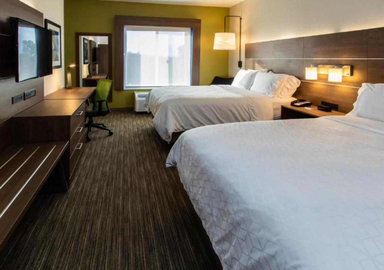 Queen Room with Two Queen Beds - Disability Access Hearing Accessible - Roll-In Shower - Photo 2