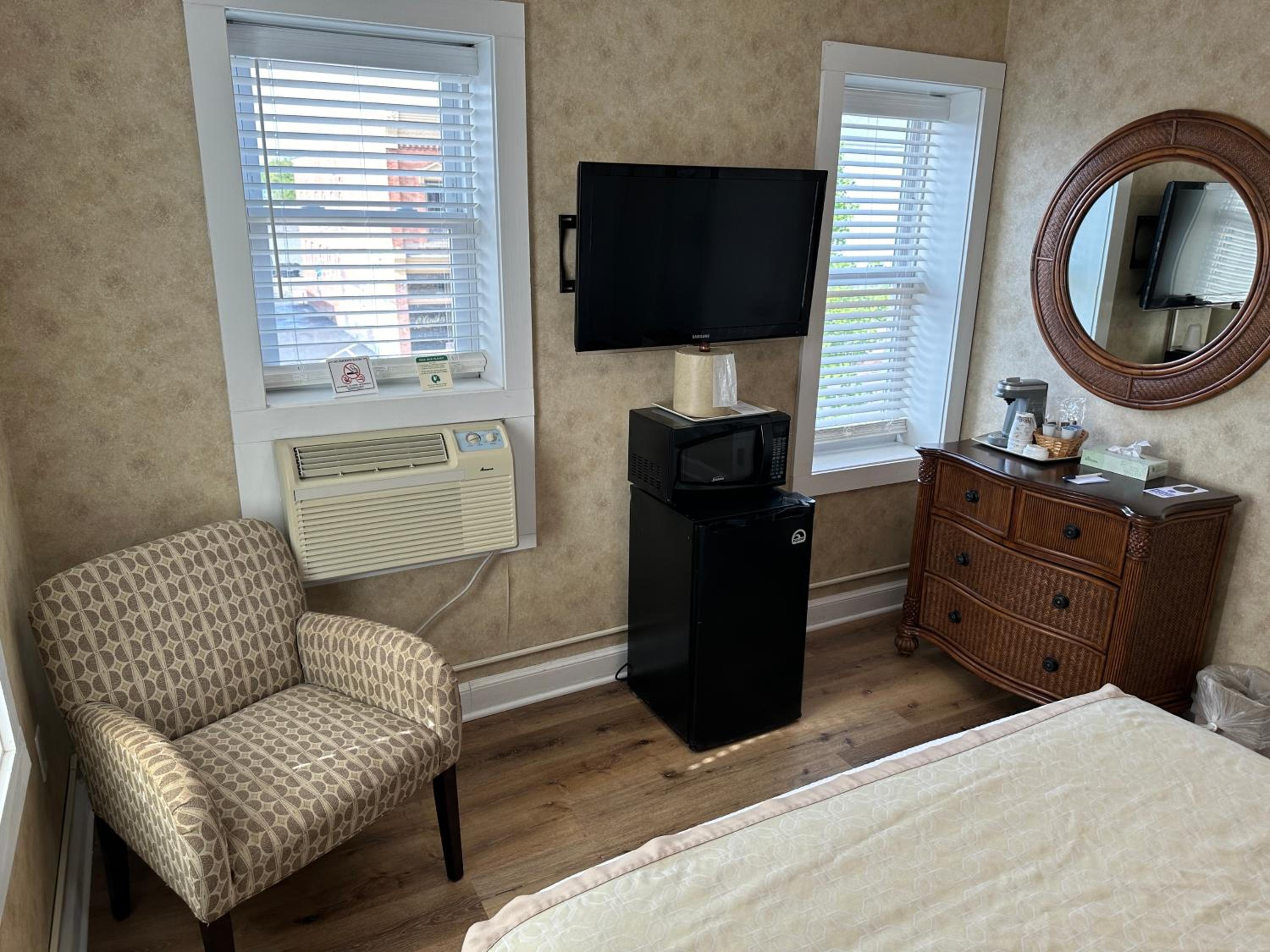 Deluxe Queen Suite - Photo 4