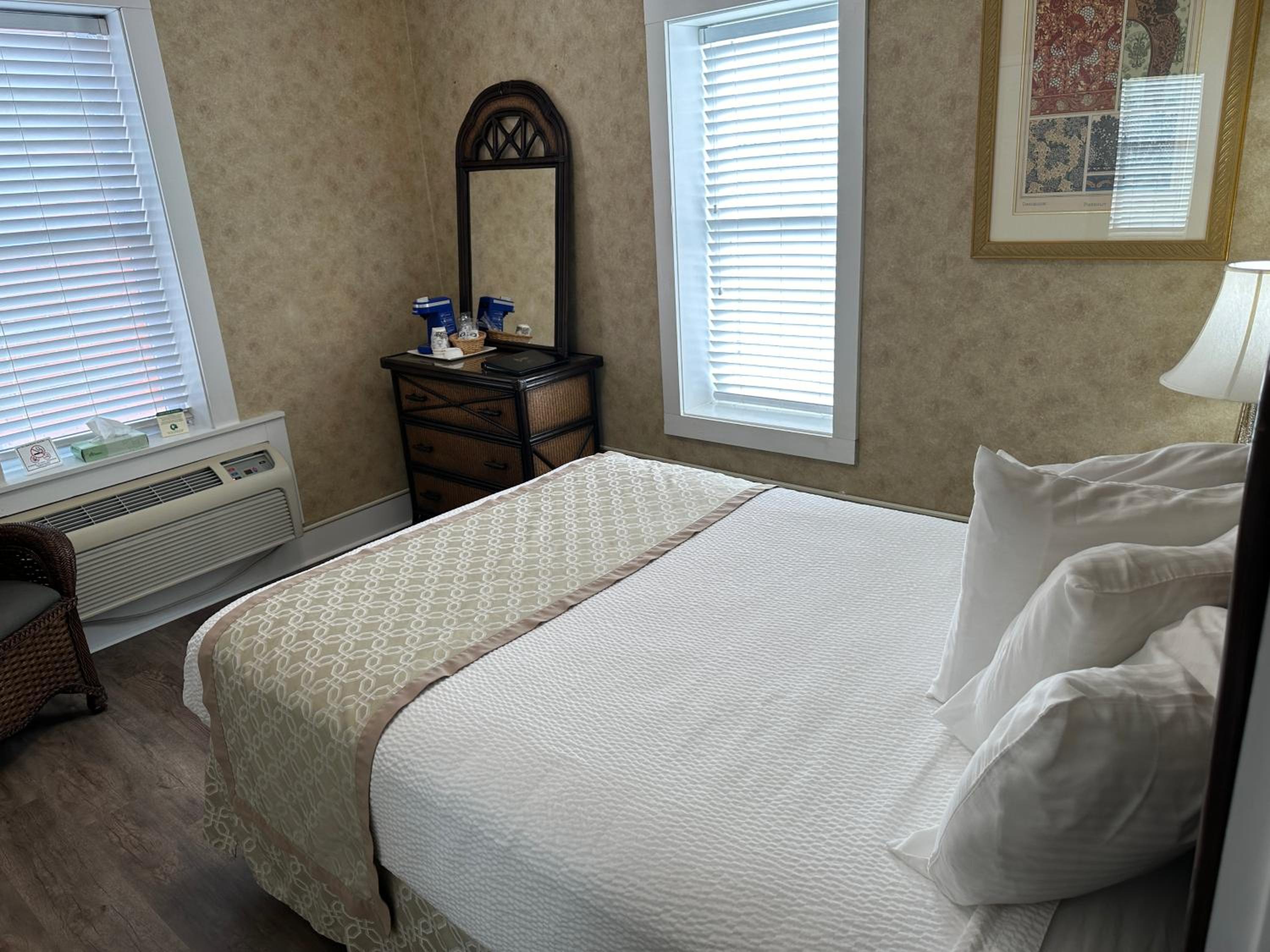 Deluxe Queen Suite