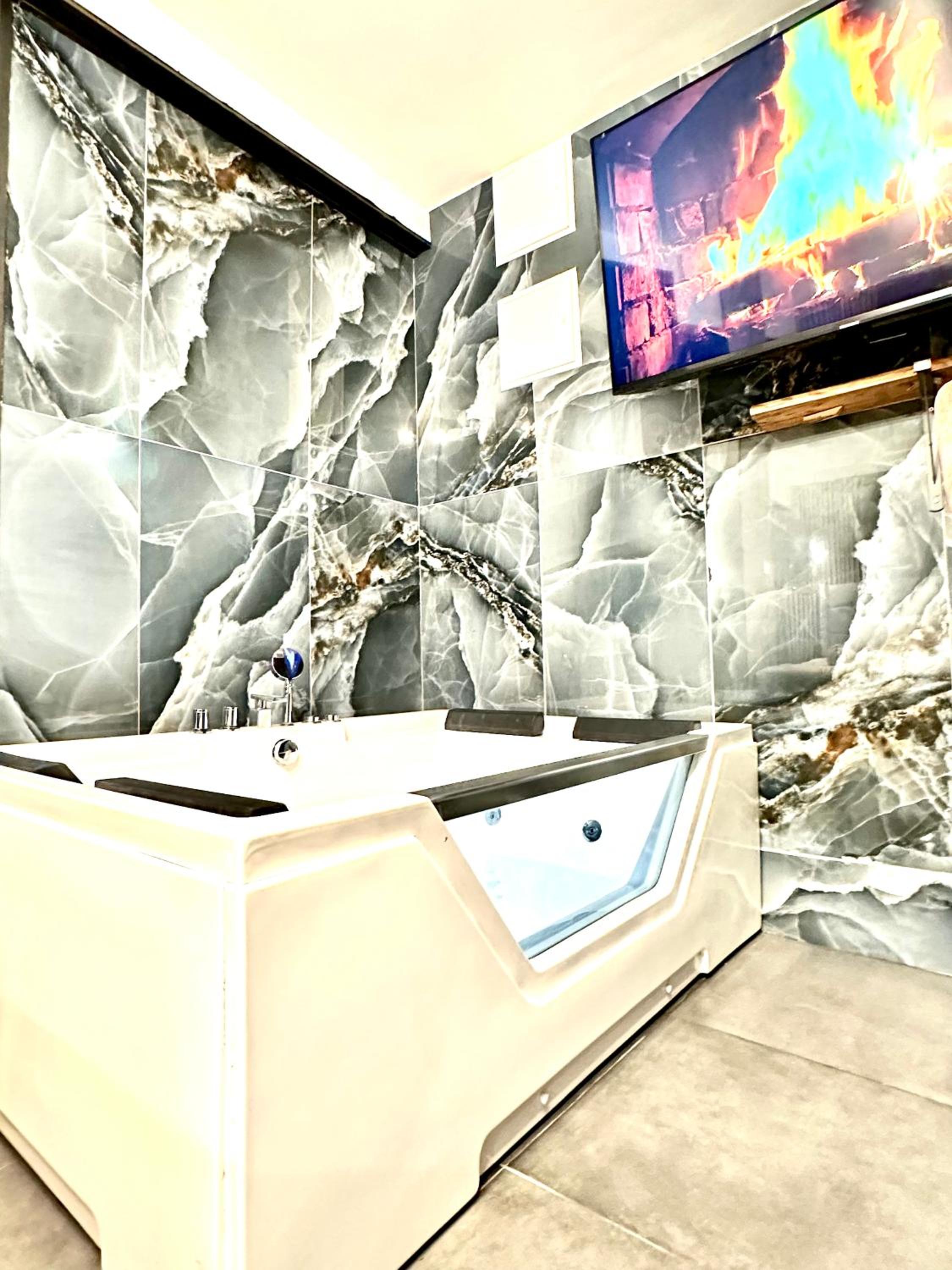 King Suite with Spa Bath photo 3