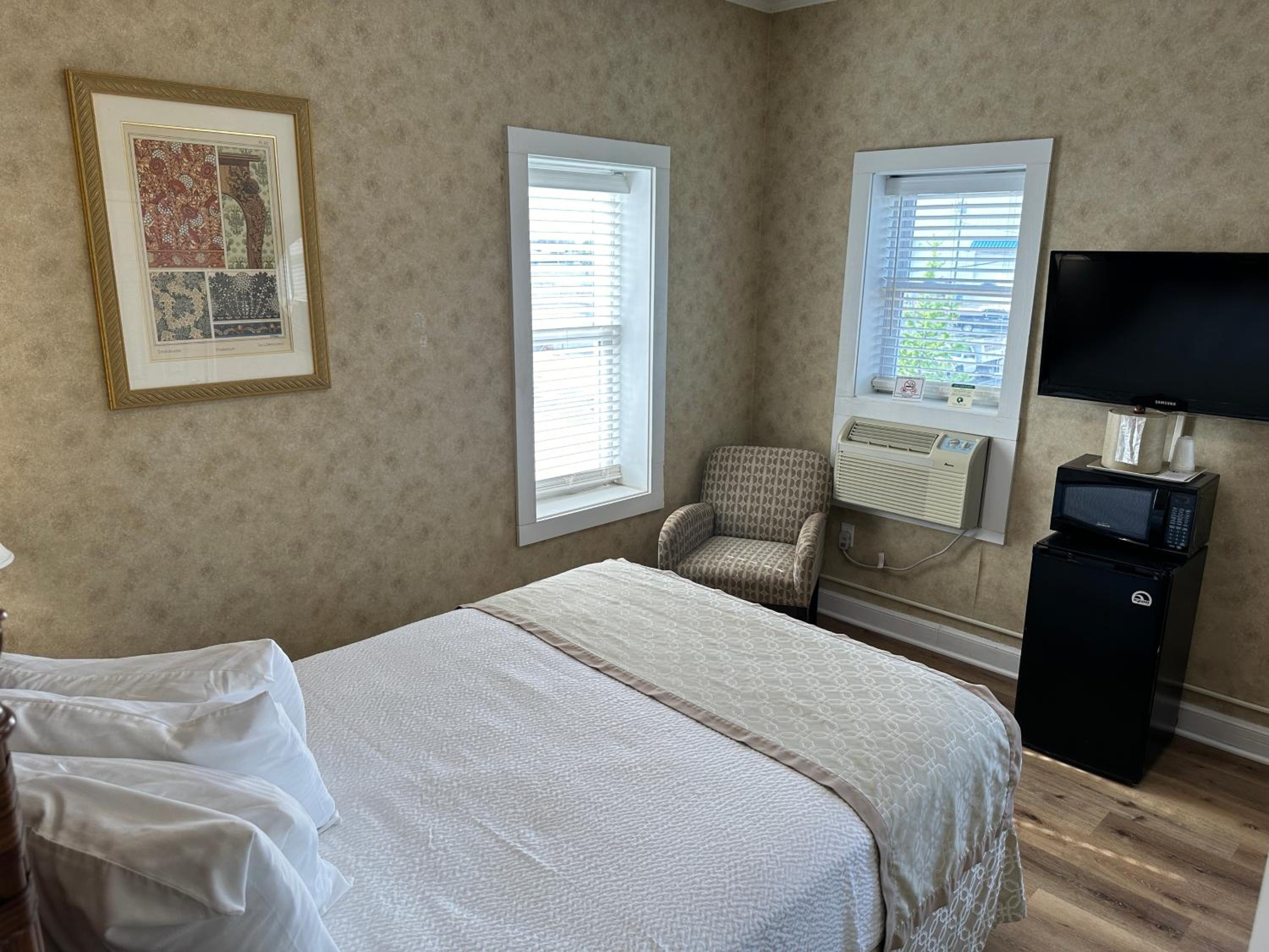 Deluxe Queen Suite - Photo 1