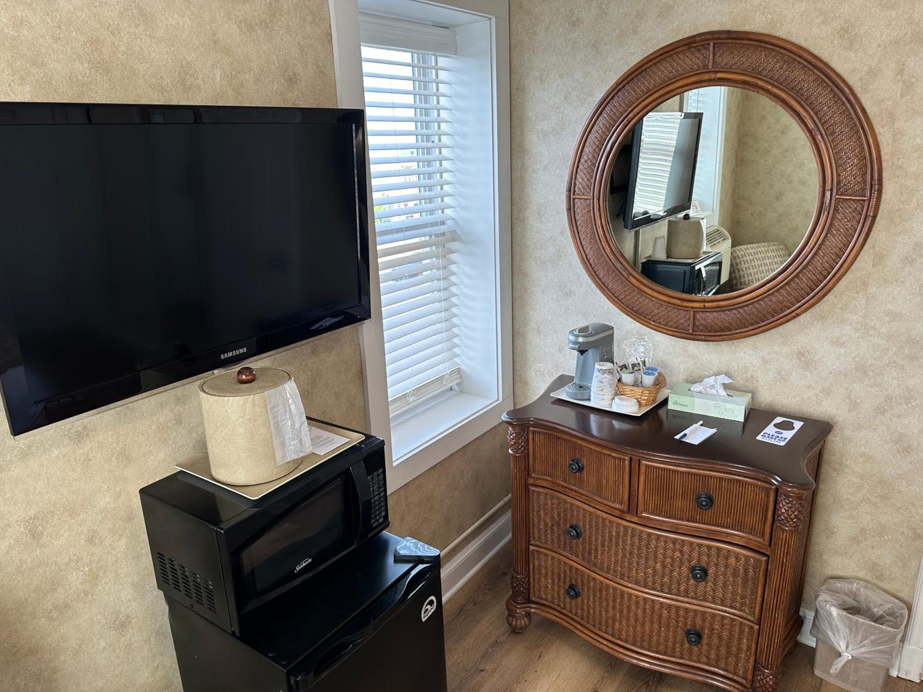Deluxe Queen Suite - Photo 5