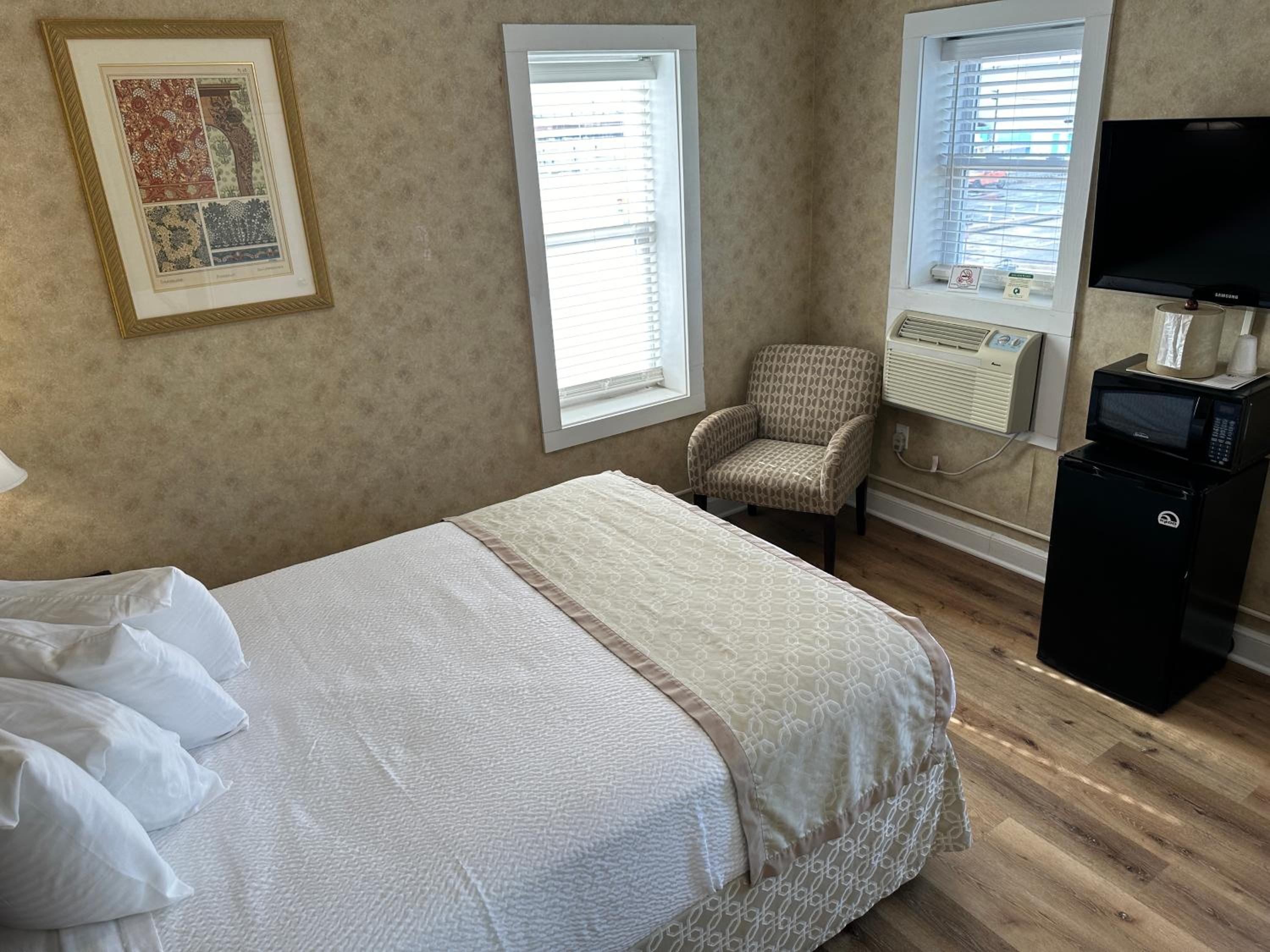 Deluxe Queen Suite - Photo 2