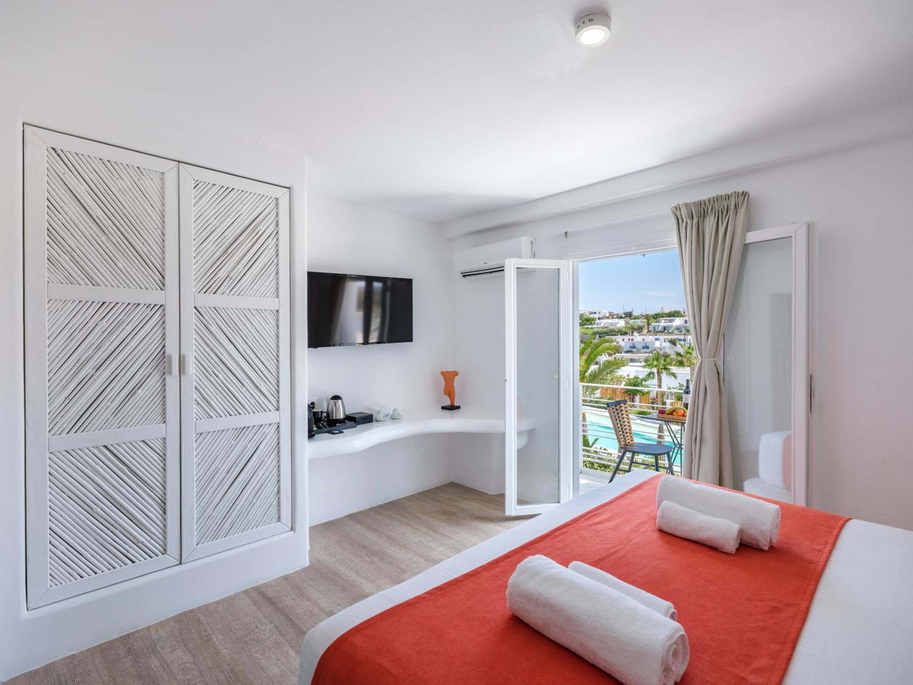 Double Room with Pool View photo 2