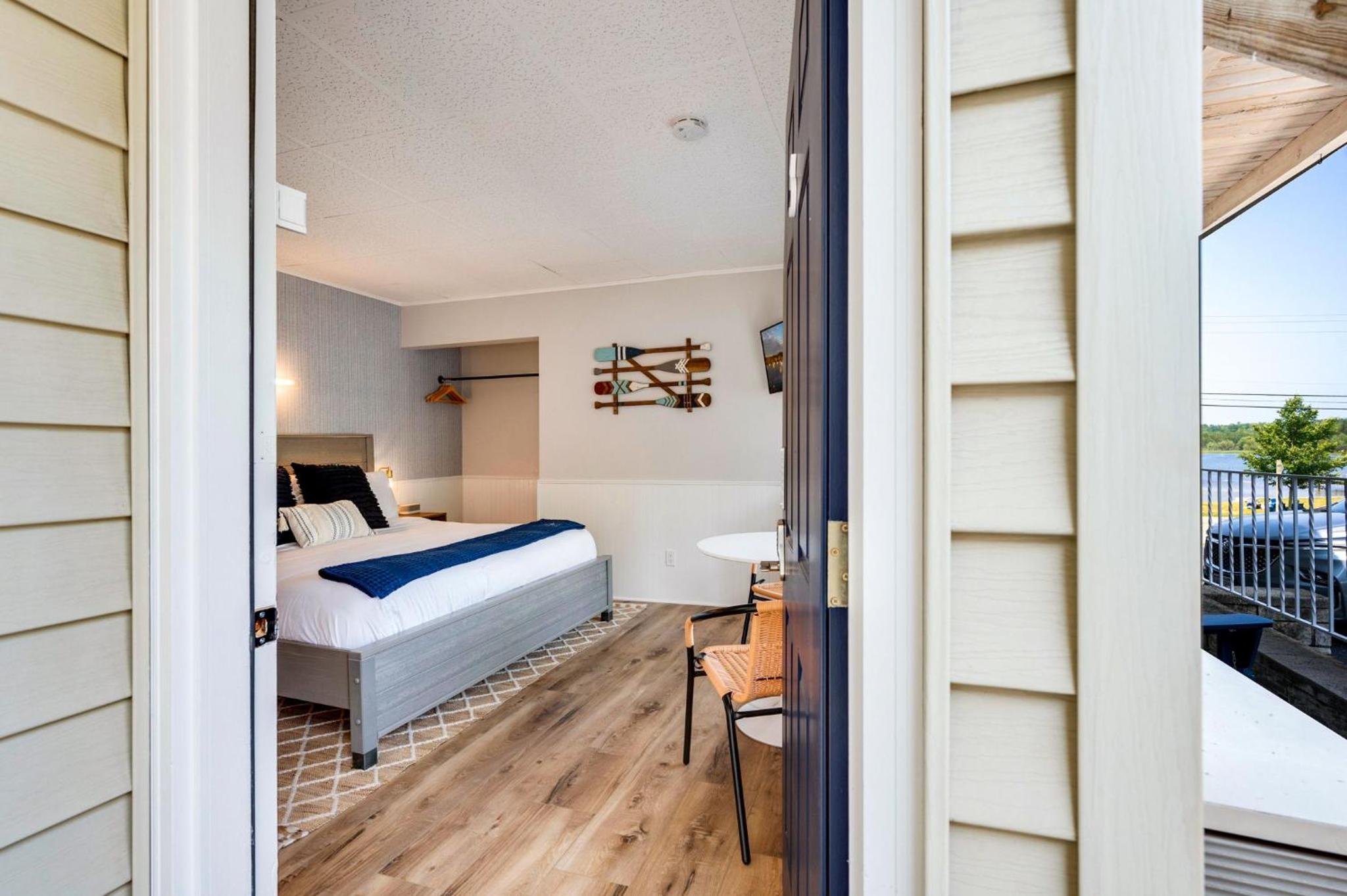 Deluxe King Room - Photo 2