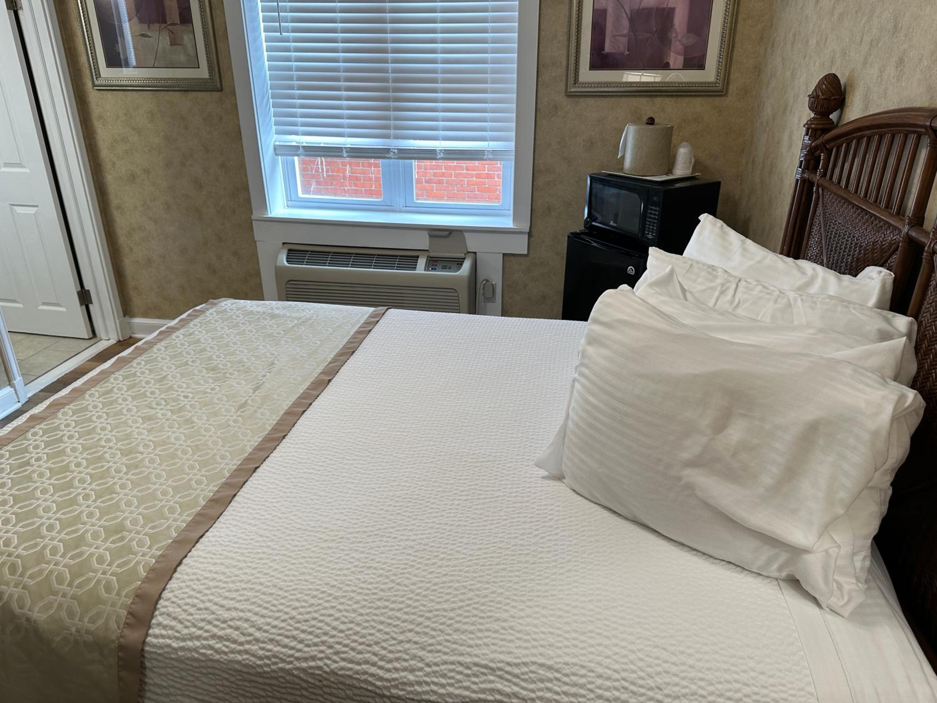Deluxe Queen Suite