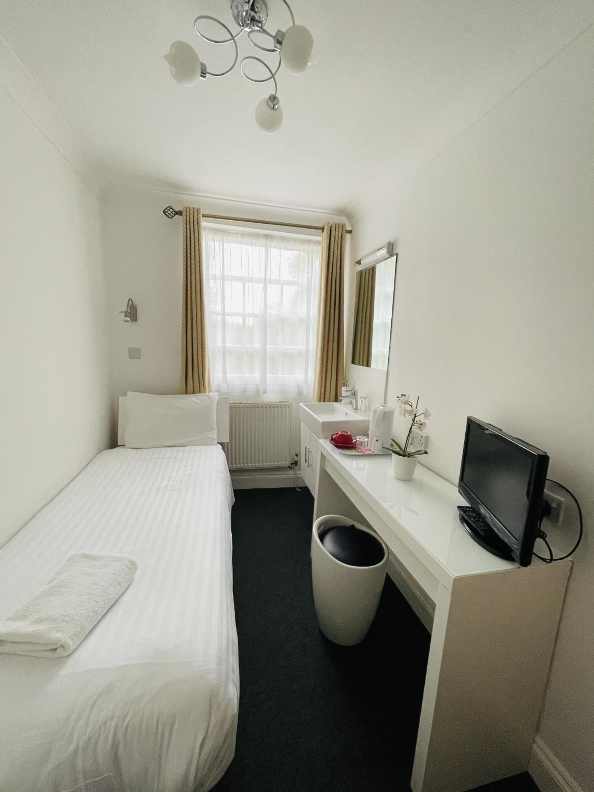 Basic Single Room – Shared Bathroom Facilities photo 2