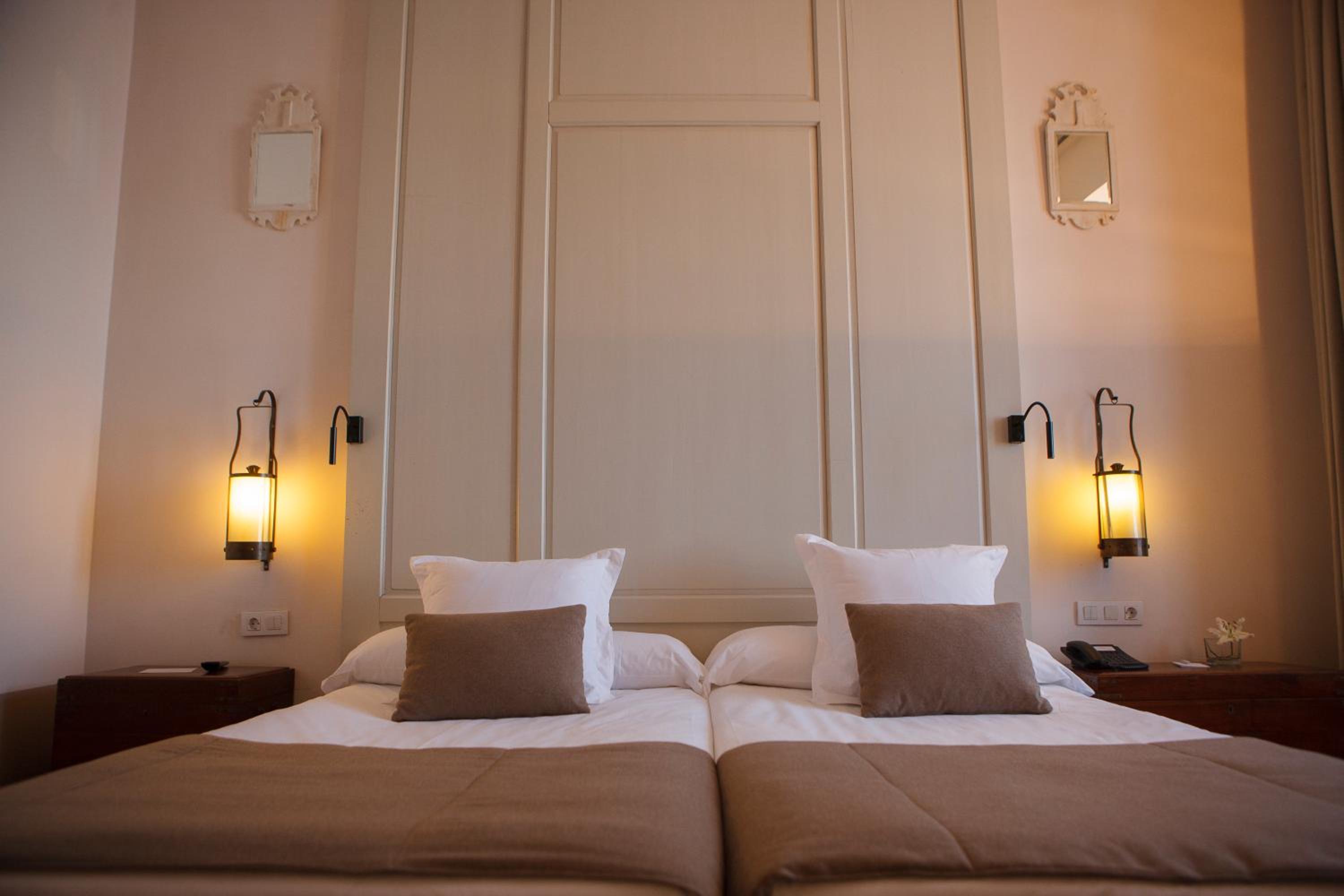 Standard Double Room (3 Adults) - Photo 5
