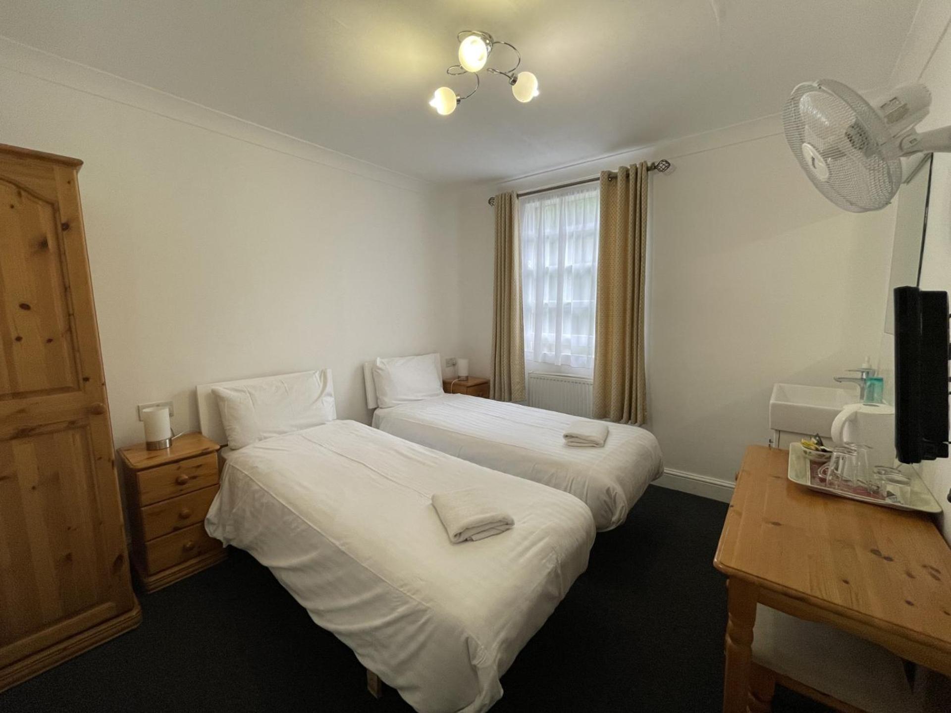 Basic Twin Room – Shared Bathroom Facilities photo 2