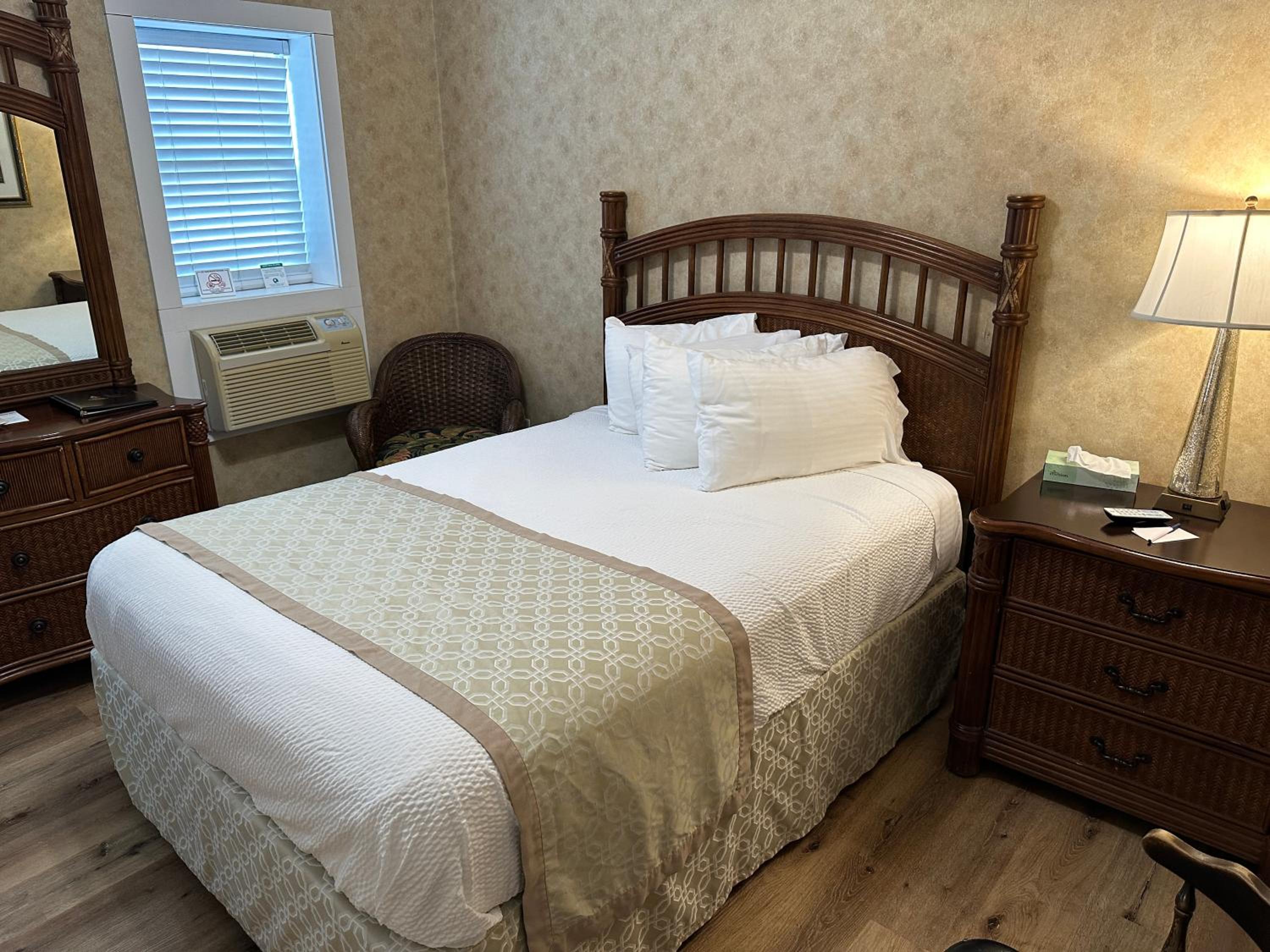 Deluxe Queen Suite
