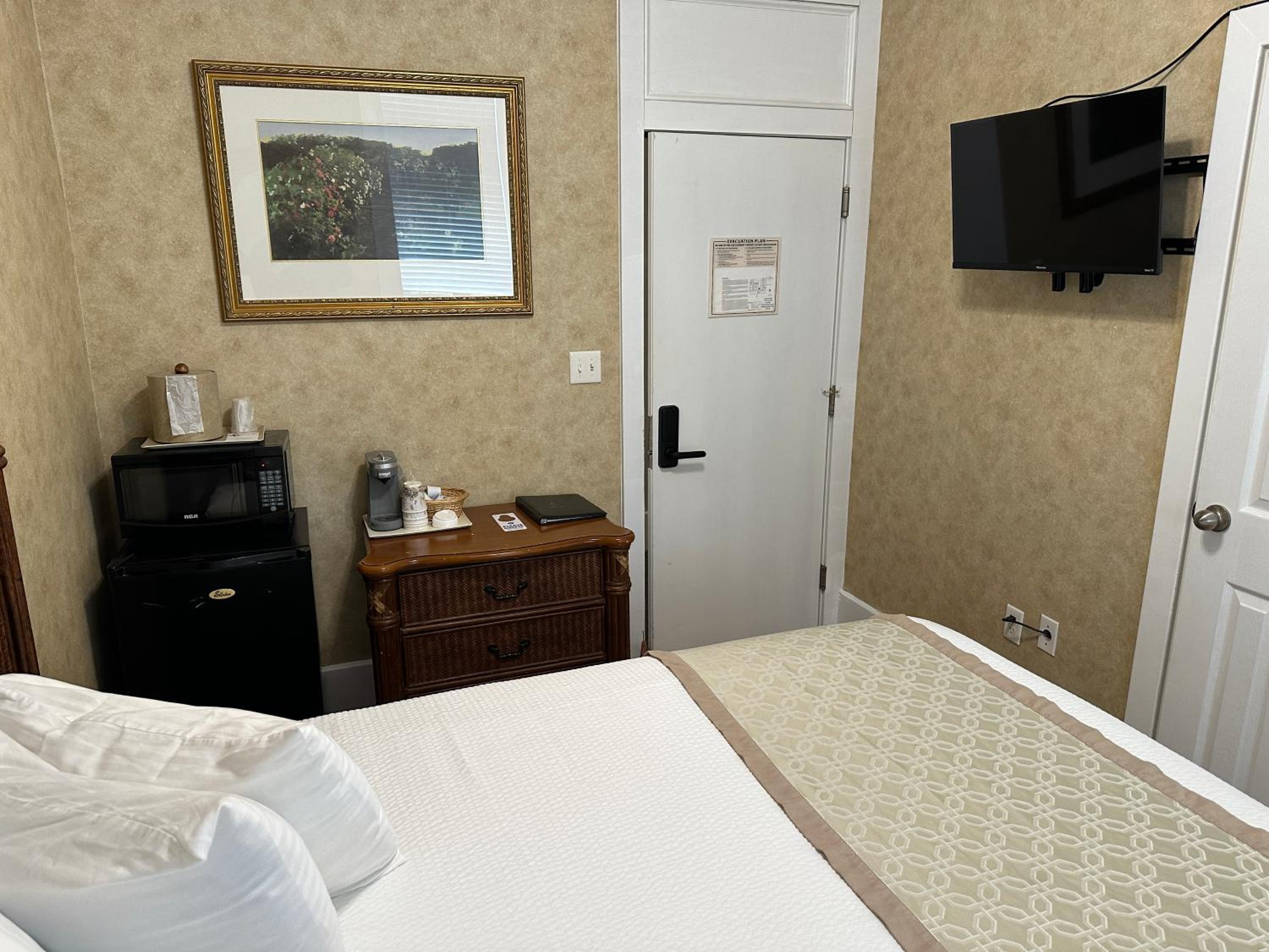 Deluxe Queen Suite photo 3