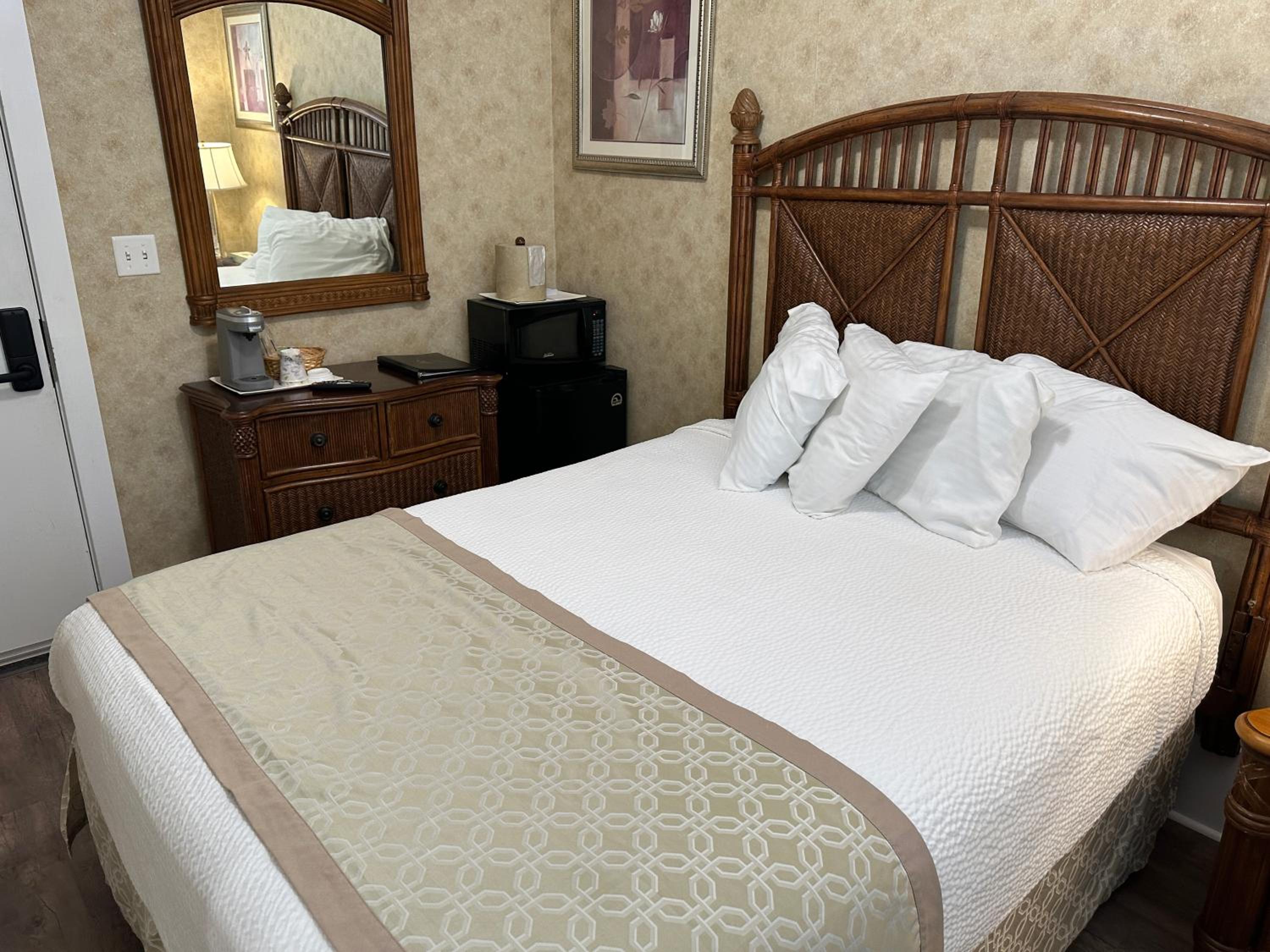 Deluxe Queen Suite