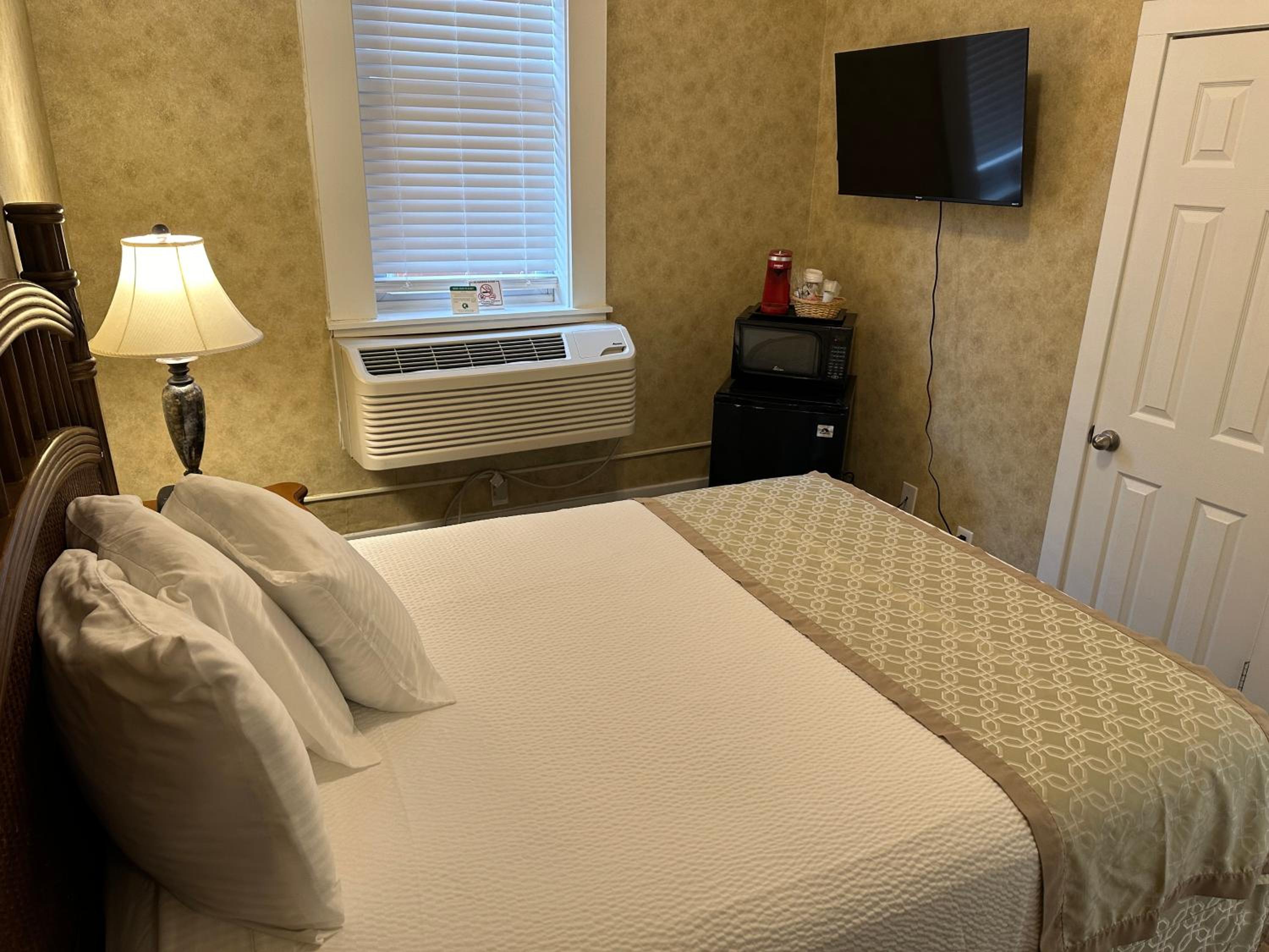 Deluxe Queen Suite