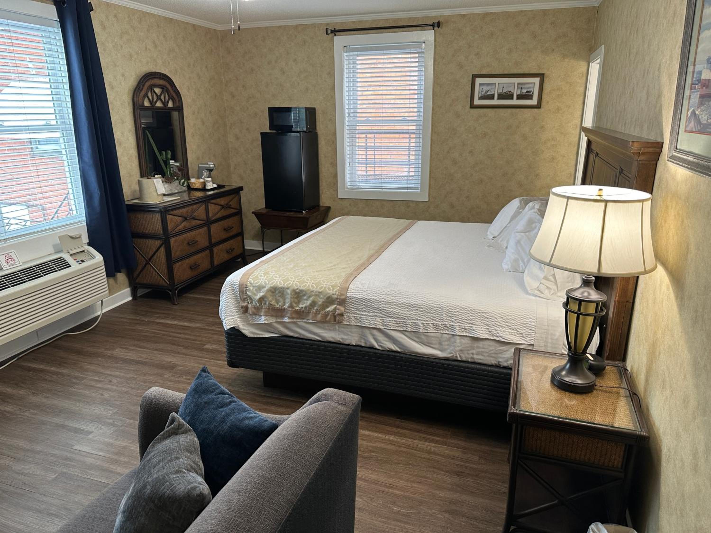 Deluxe King Suite - Photo 2