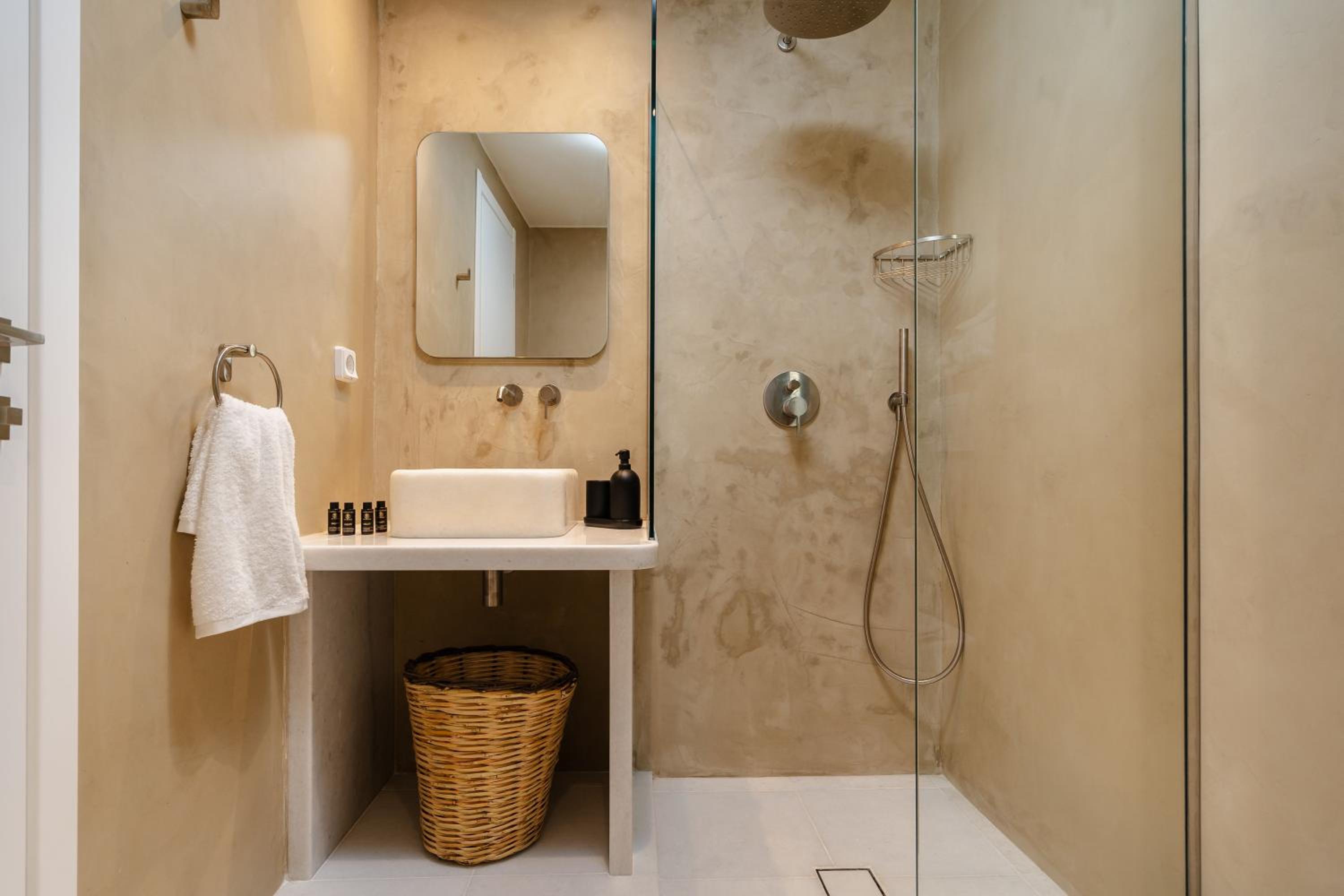 Deluxe Suite with Spa Bath photo 3