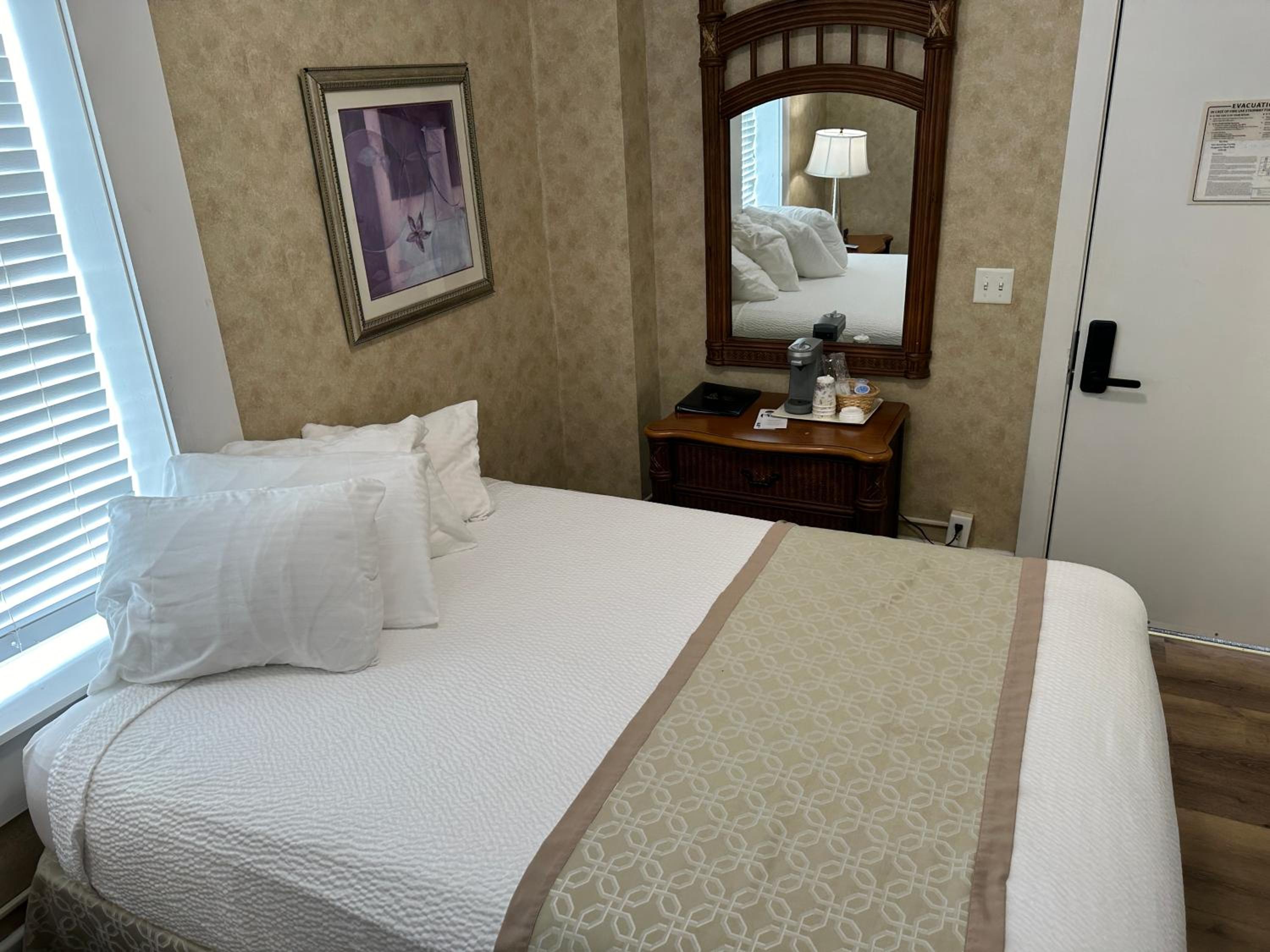 Deluxe Queen Suite