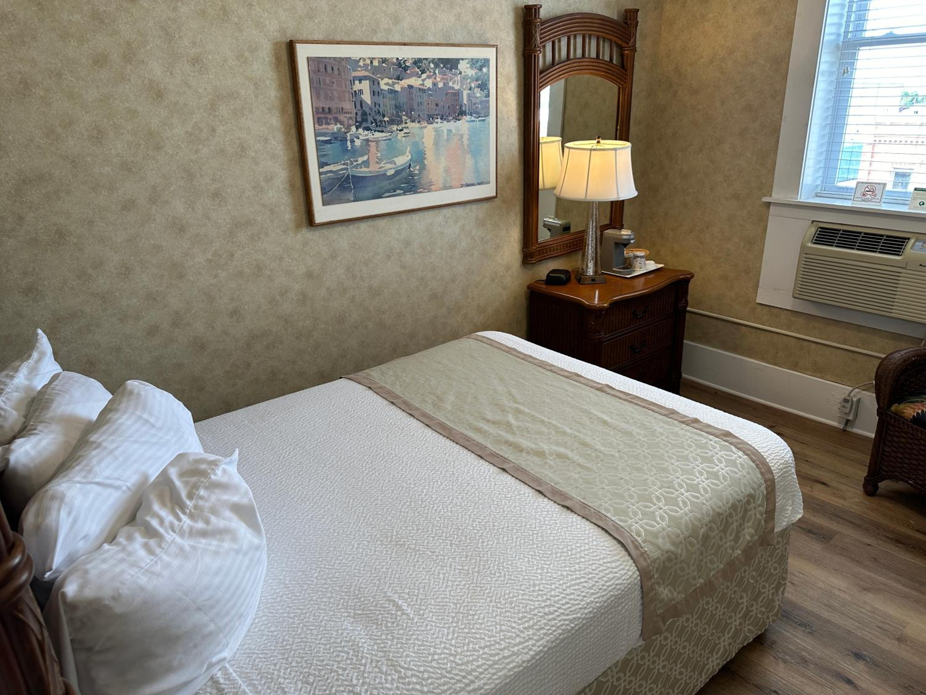Deluxe Queen Suite