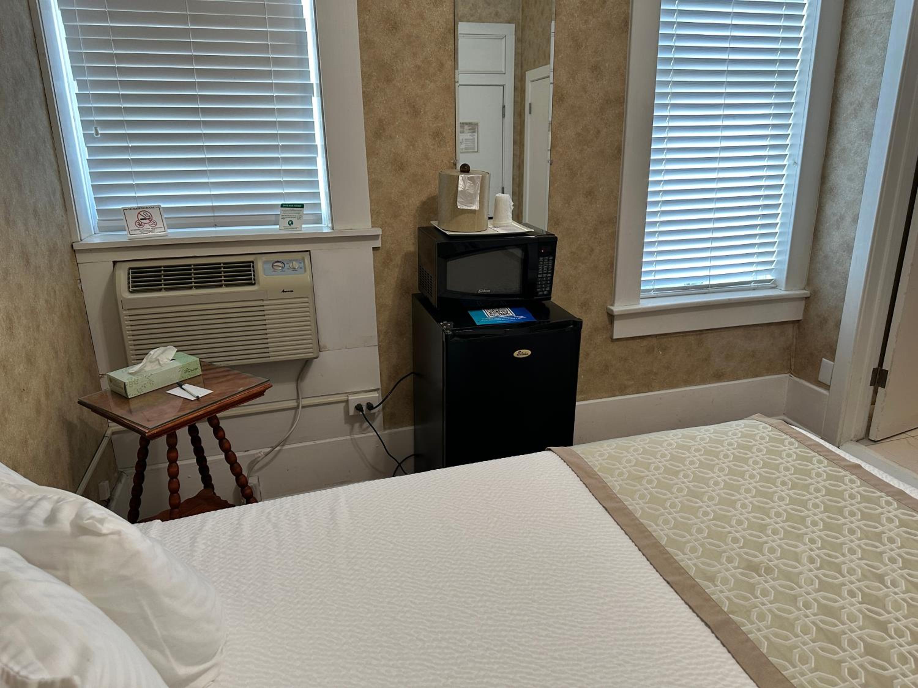 Deluxe Queen Suite