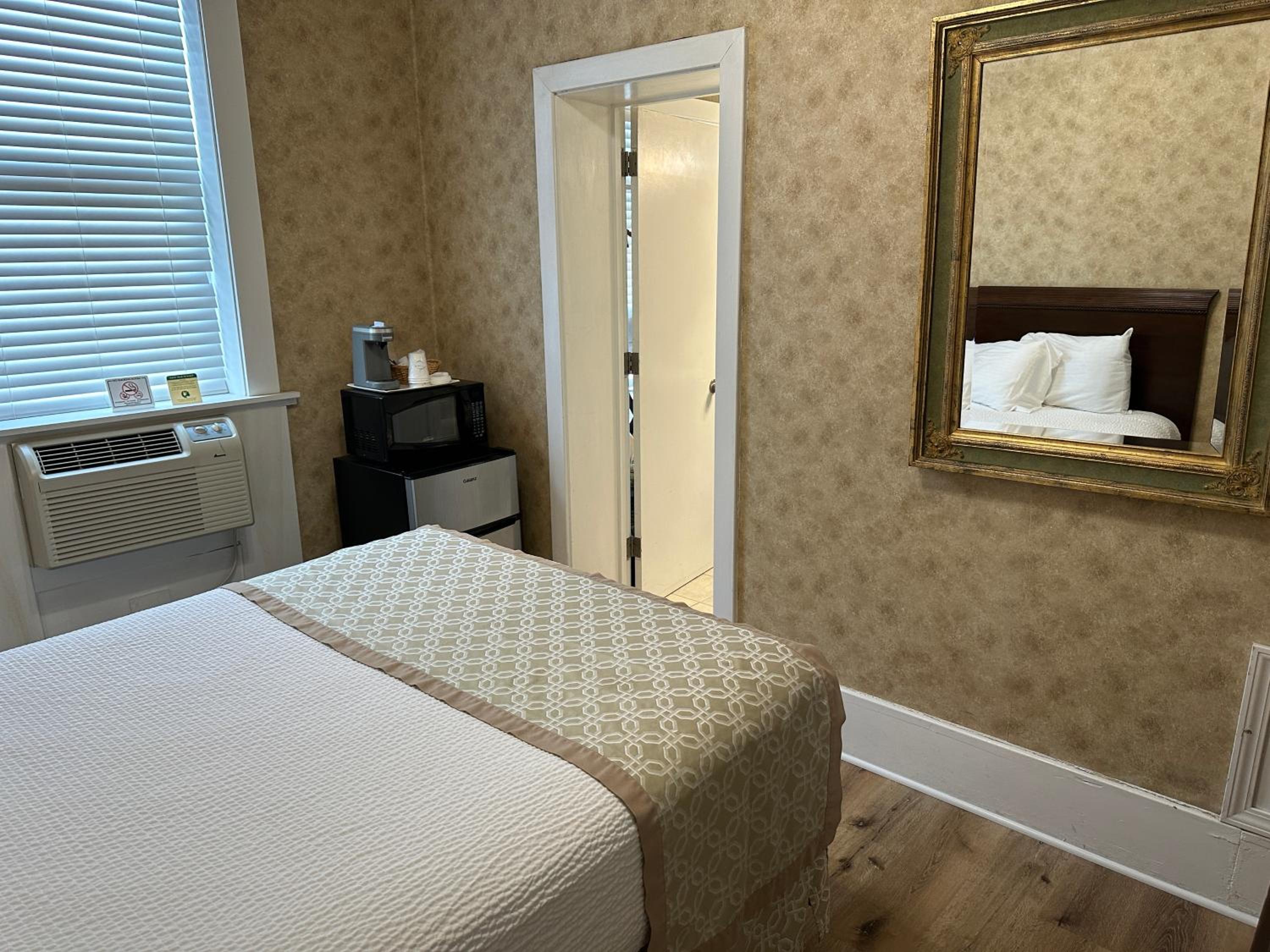 Deluxe Queen Suite