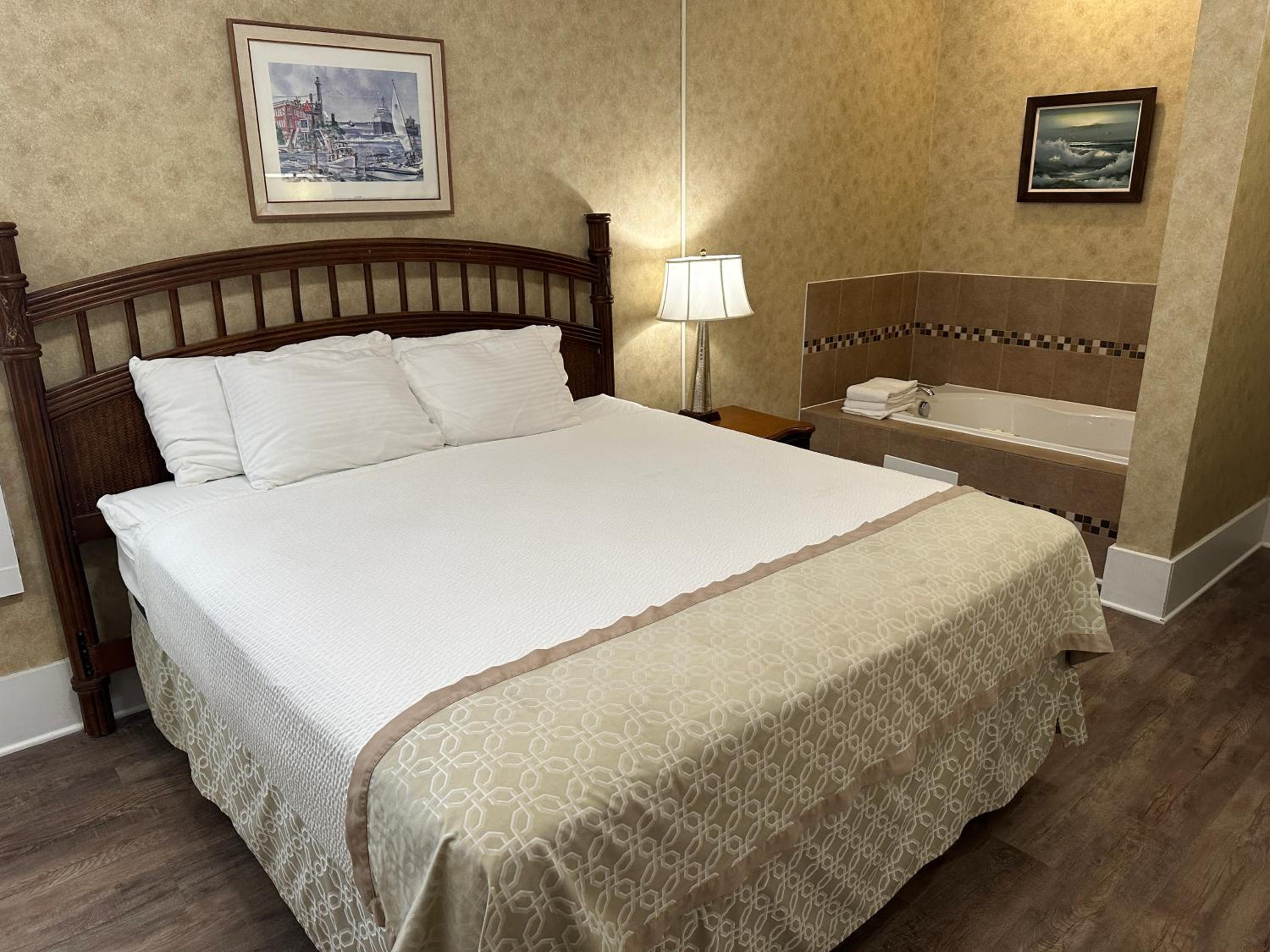 Deluxe Suite with Spa Bath - Photo 6