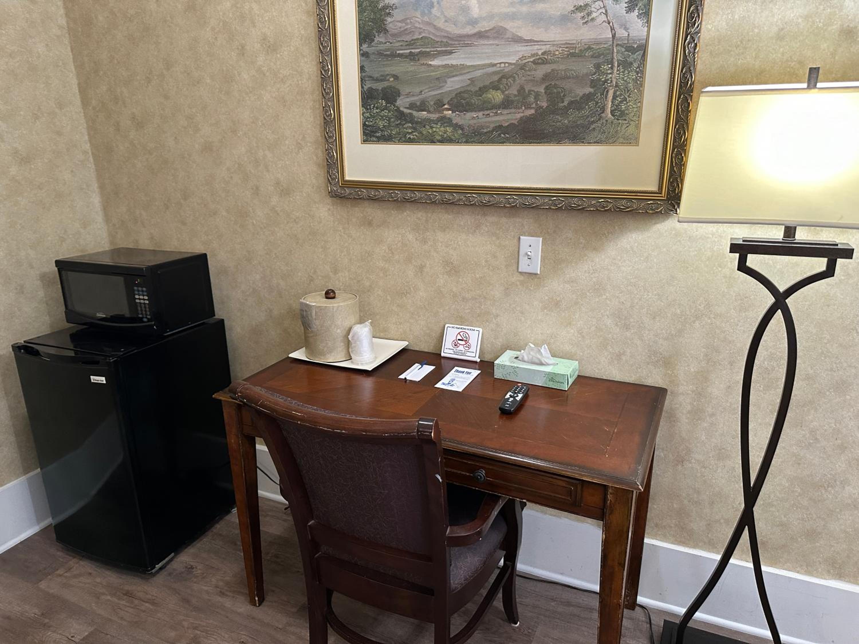 Deluxe Suite with Spa Bath - Photo 5