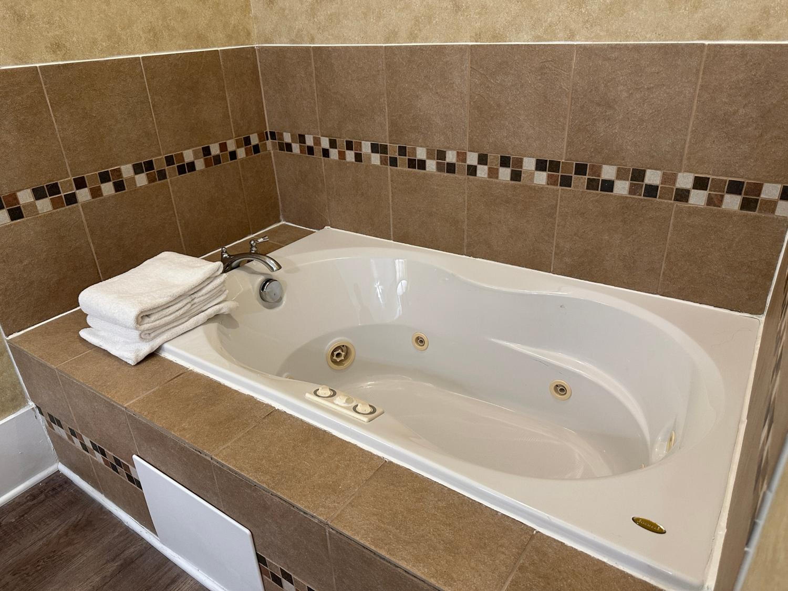 Deluxe Suite with Spa Bath - Photo 4
