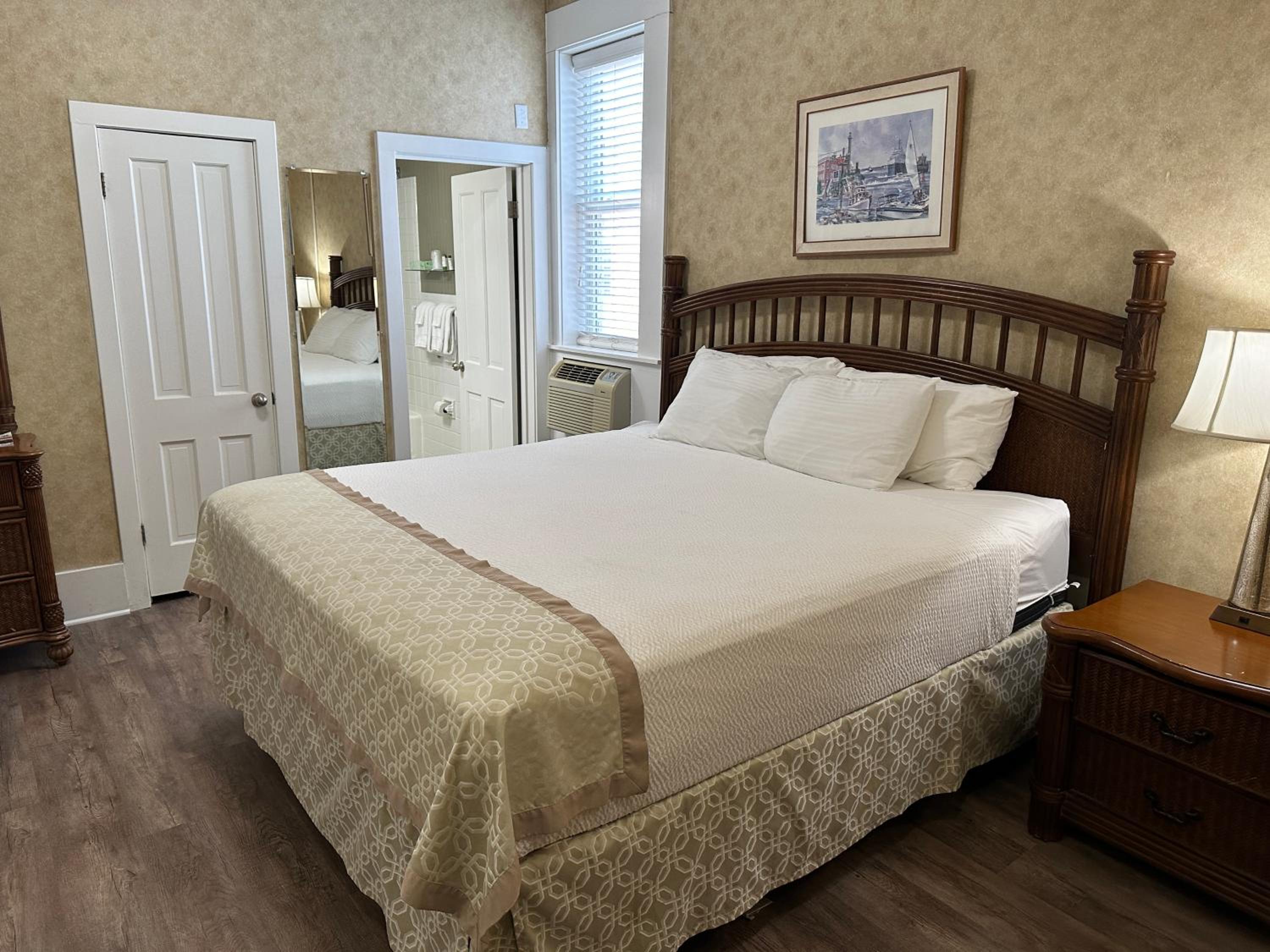 Deluxe Suite with Spa Bath - Photo 3