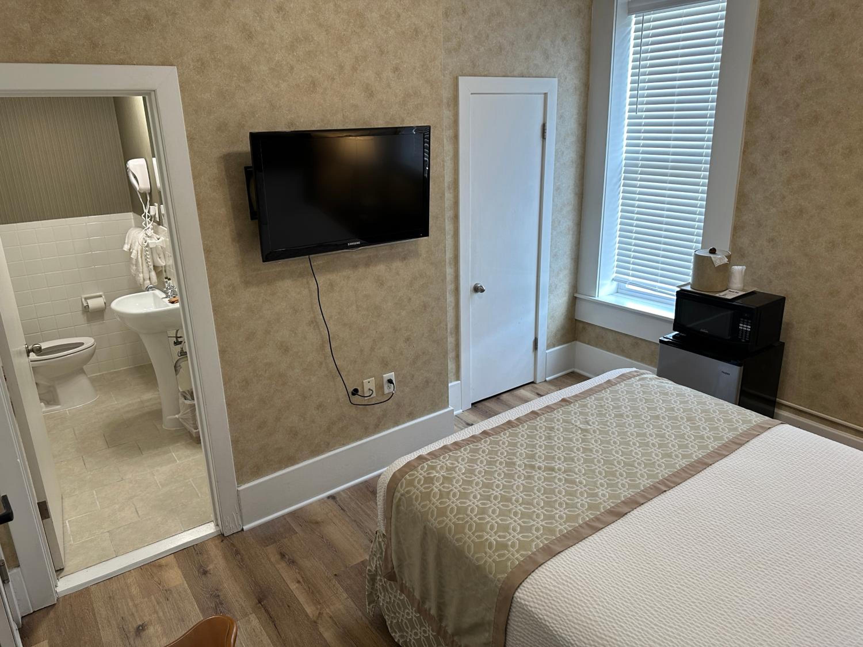 Deluxe Queen Suite
