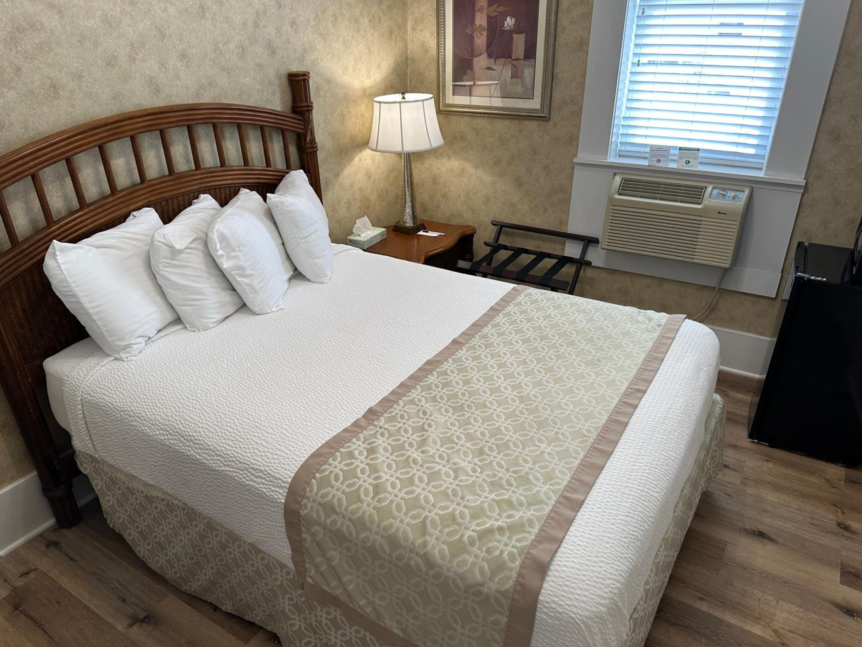 Deluxe Queen Suite
