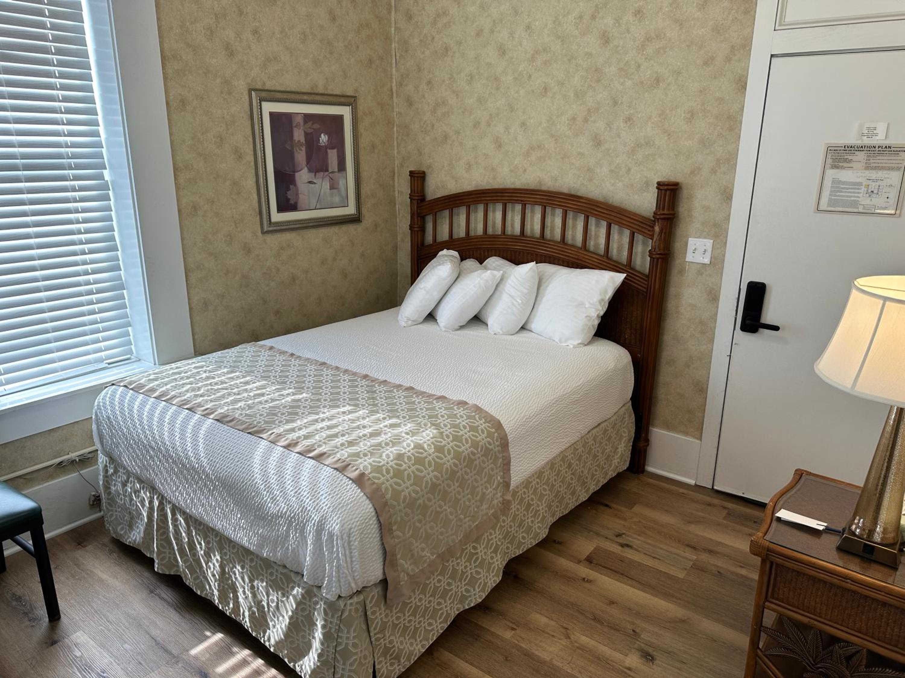 Deluxe Queen Suite