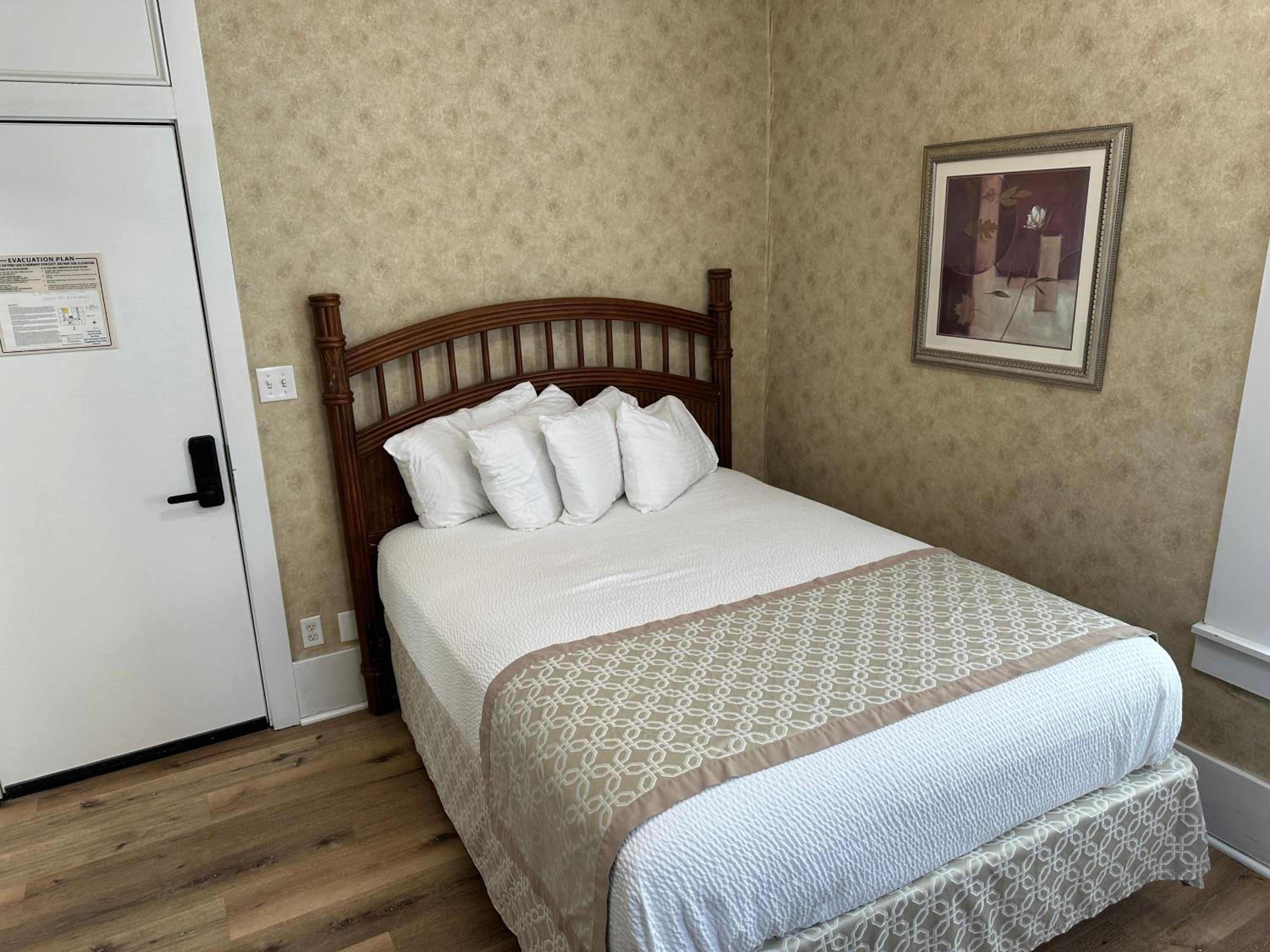 Deluxe Queen Suite