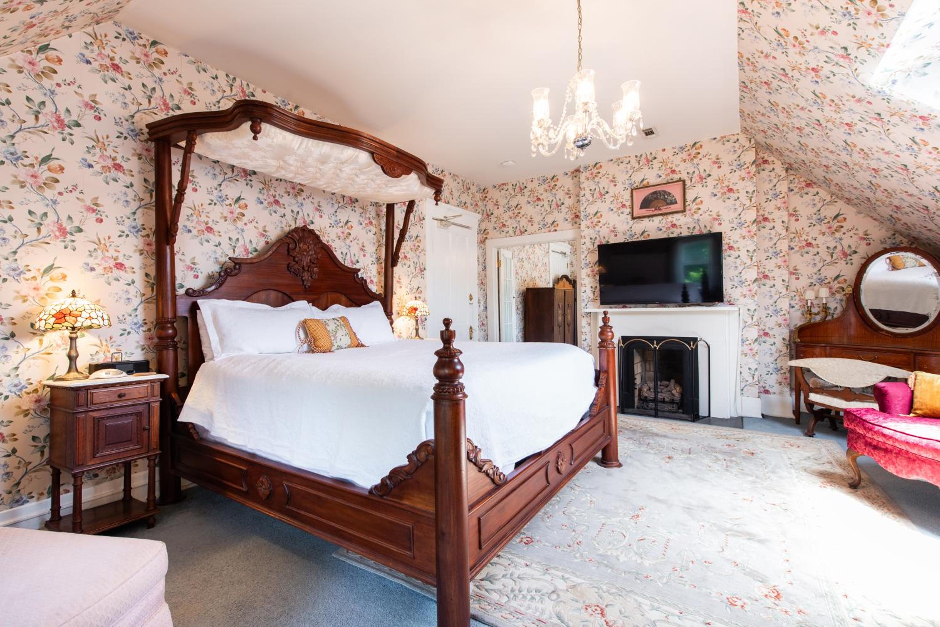 Deluxe Queen Suite