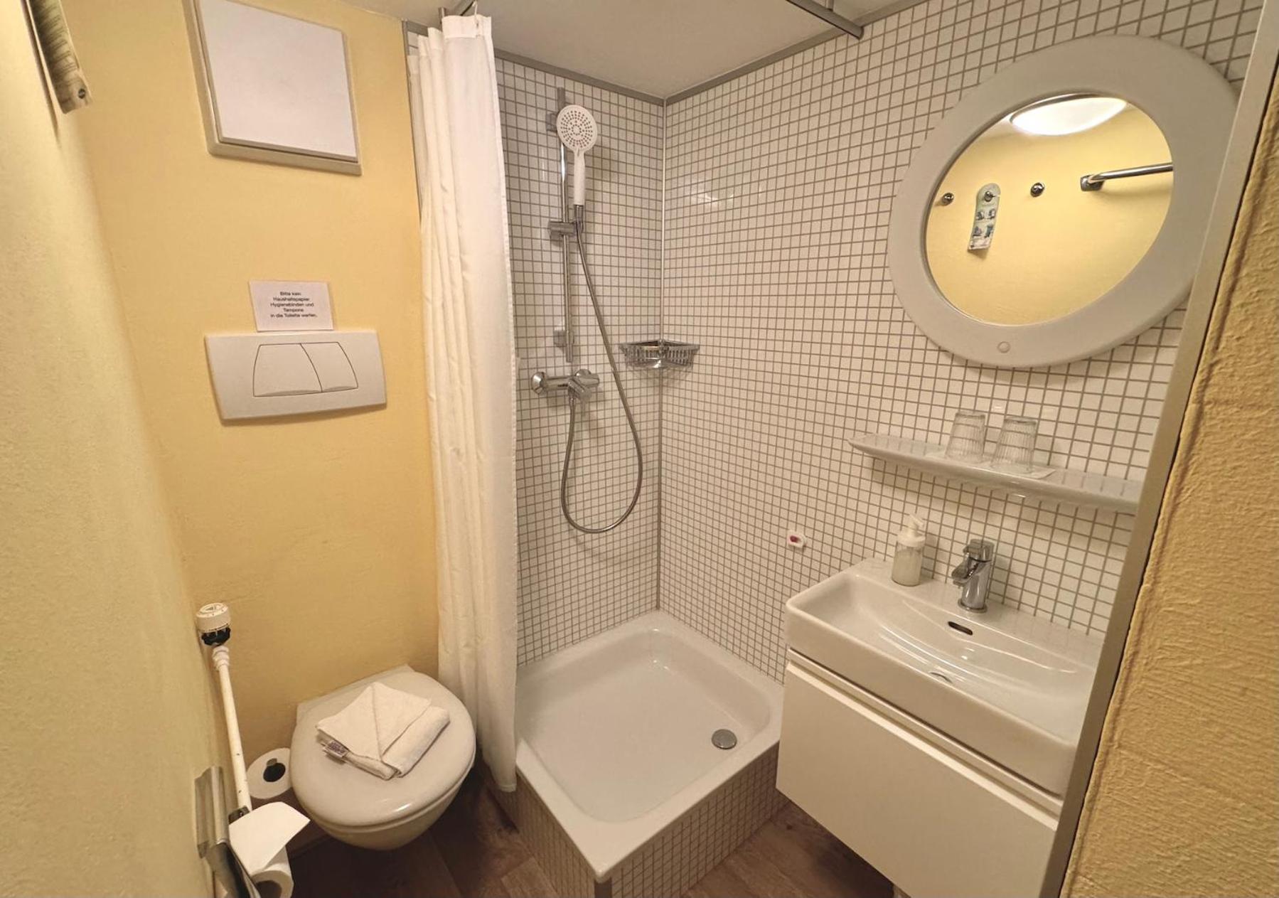Junior Suite with Balcony - Photo 4