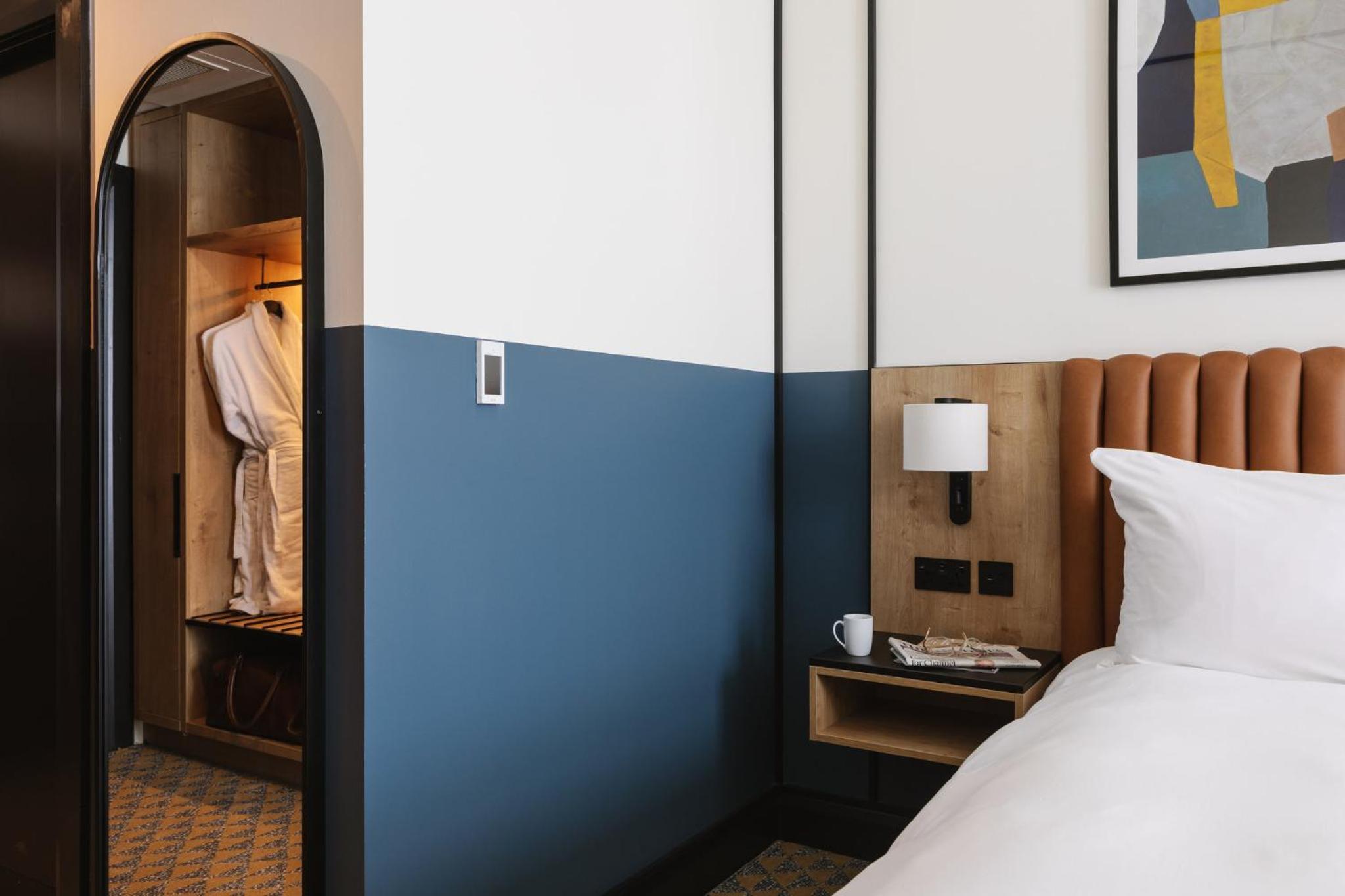Grand Double Room with Two Double Beds - Photo 8