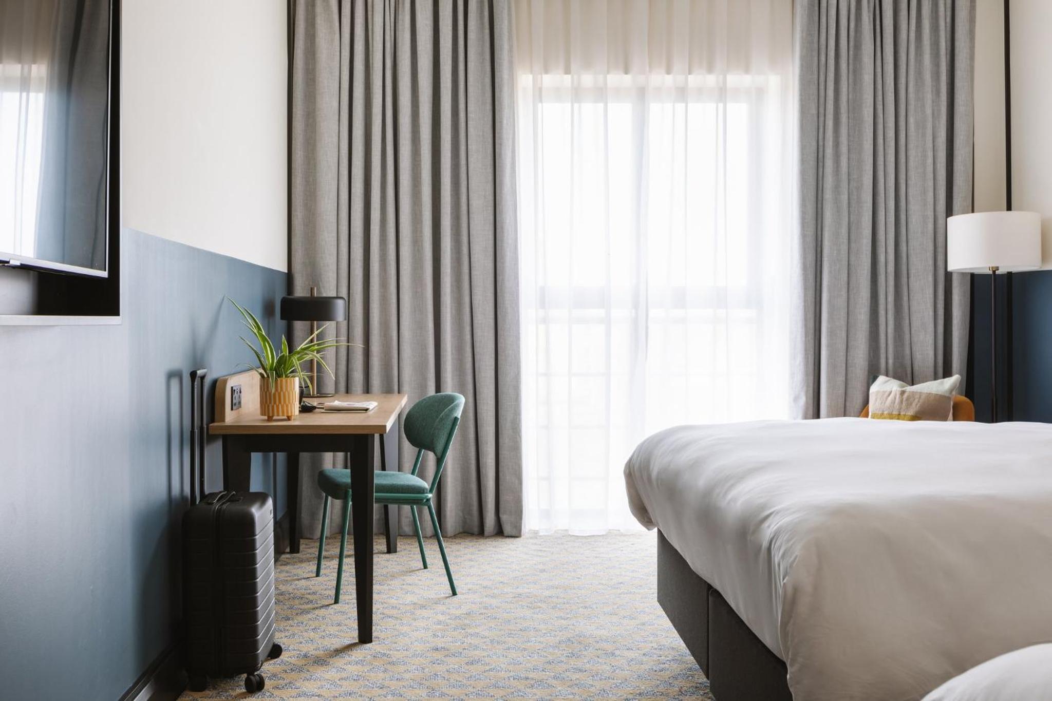 Grand Double Room with Two Double Beds - Photo 17