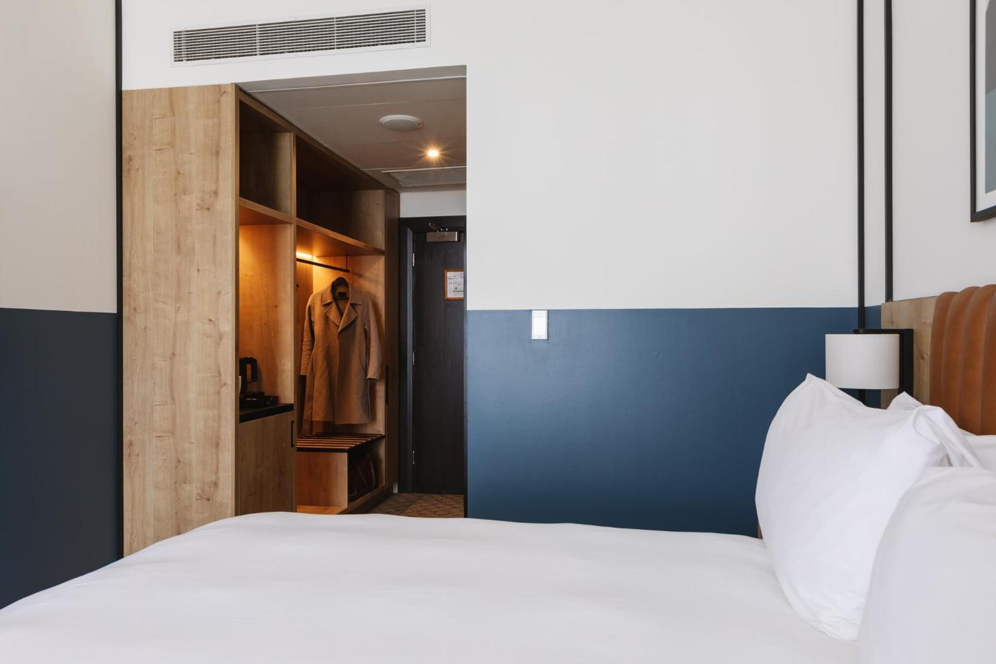 Premium Queen Room with Rollaway Bed - Photo 12