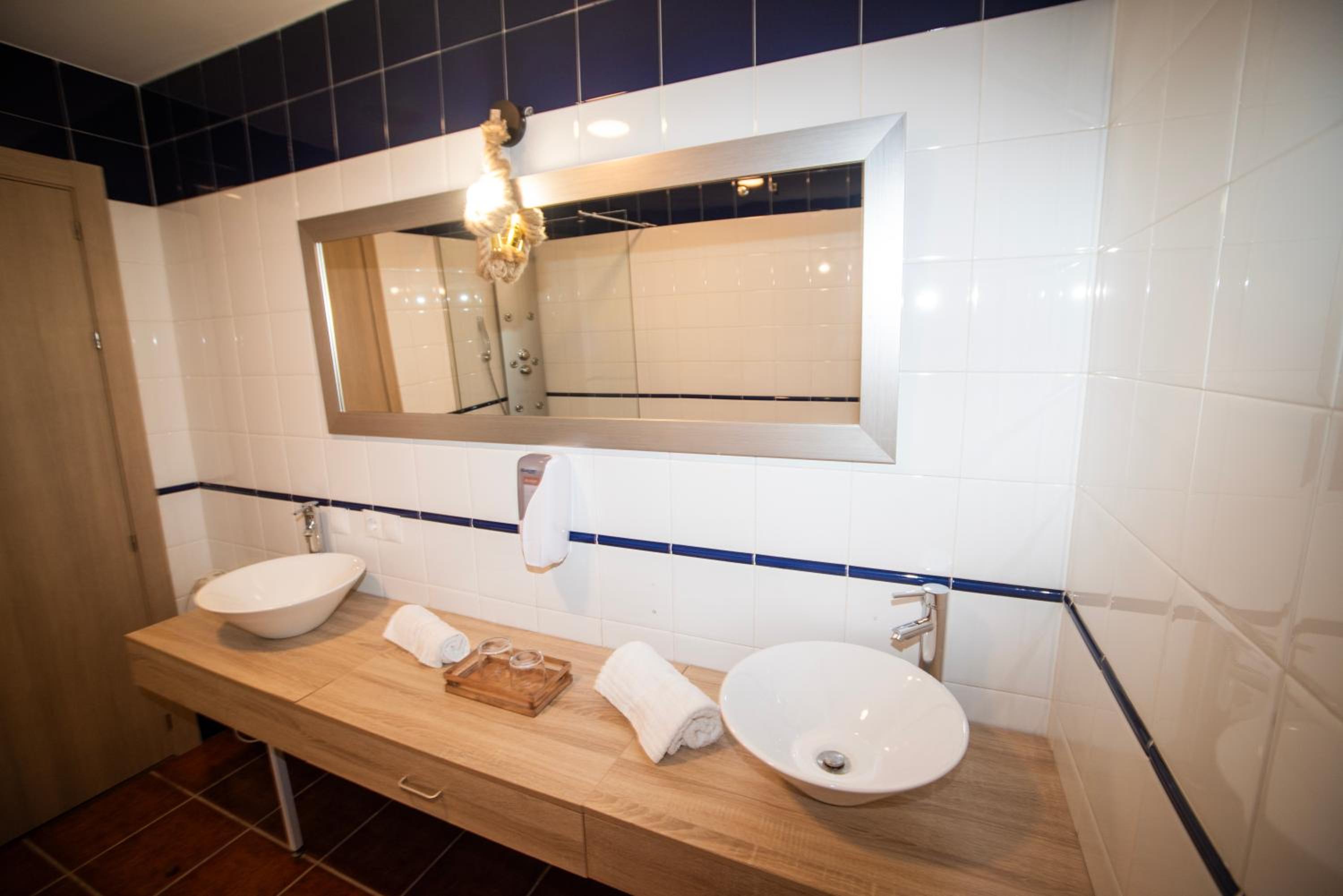 Quadruple Room with Private Bathroom photo 2