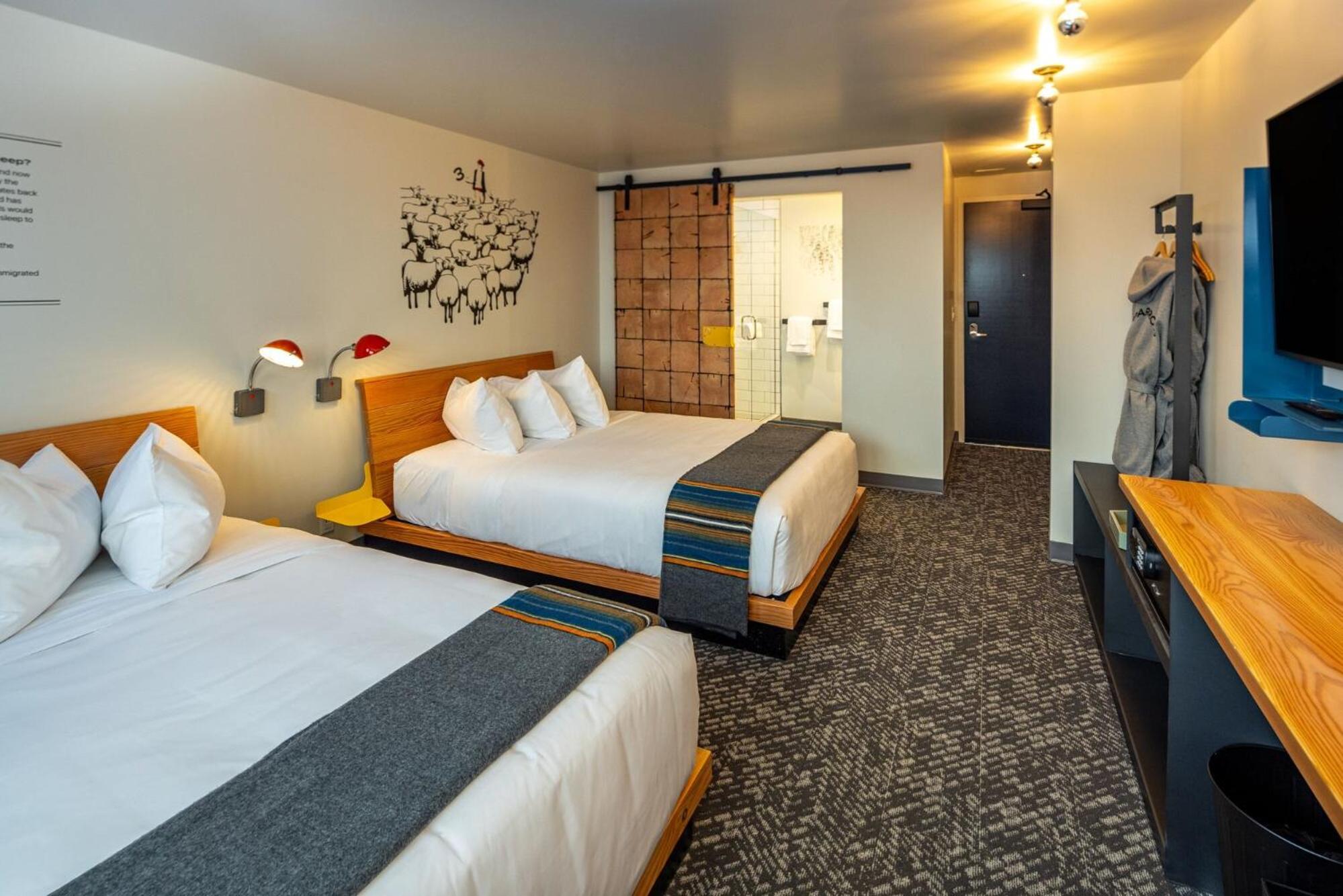 Queen Room with Two Queen Beds photo 1