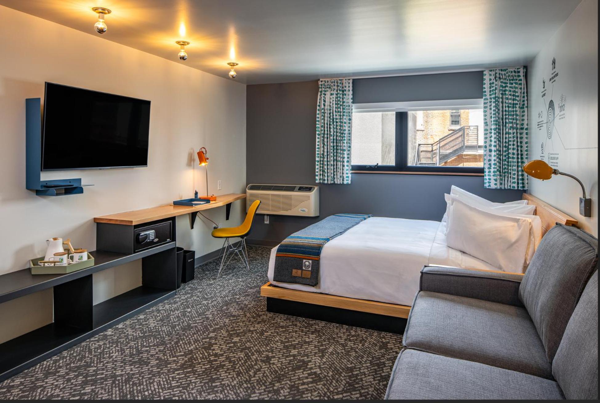 Deluxe King Room photo 1