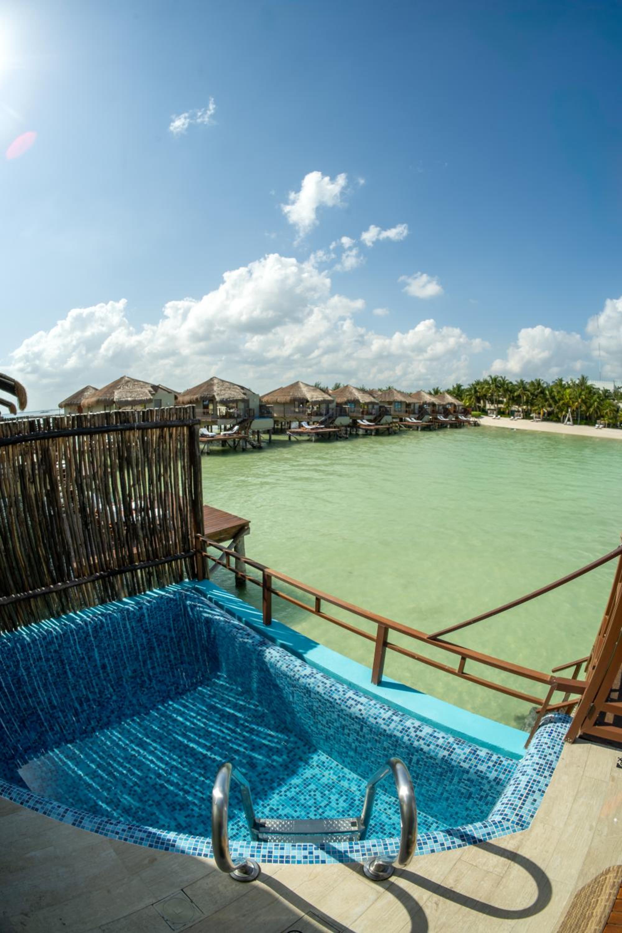 Palafitos – Suites Elite Overwater thumbnail 5