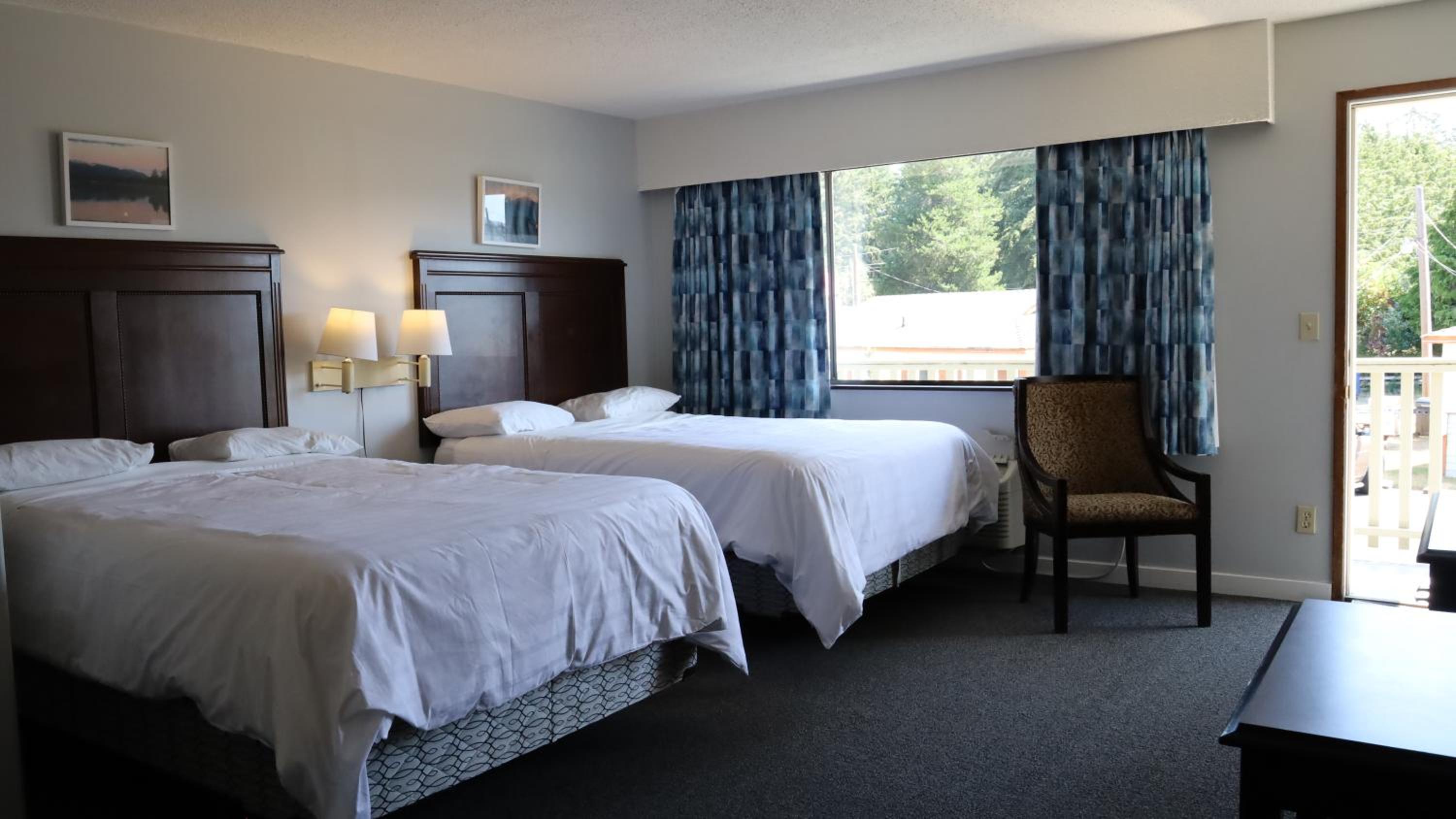 Standard Queen Room with Two Queen Beds photo 3