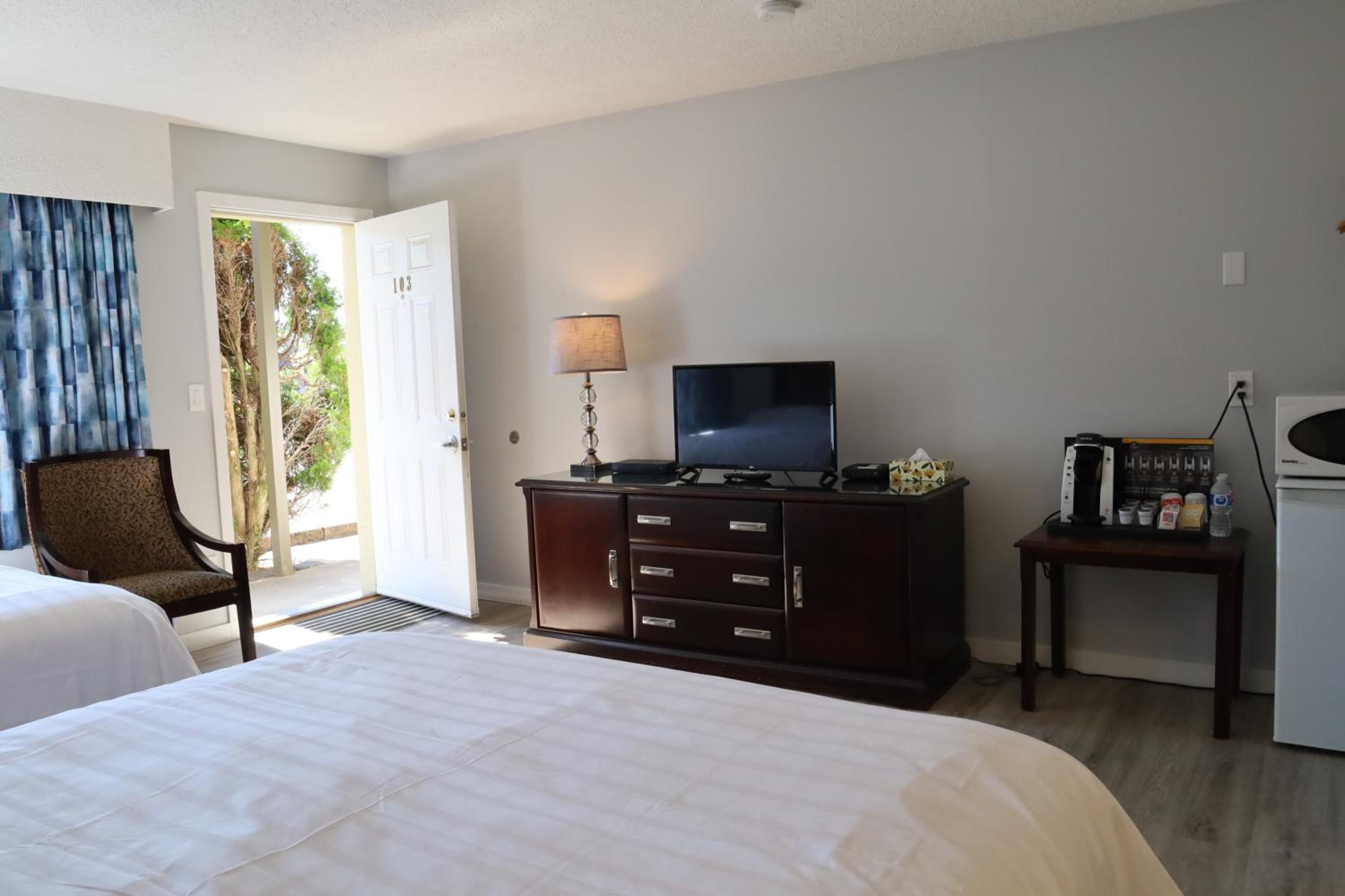 Standard Queen Room with Two Queen Beds photo 2
