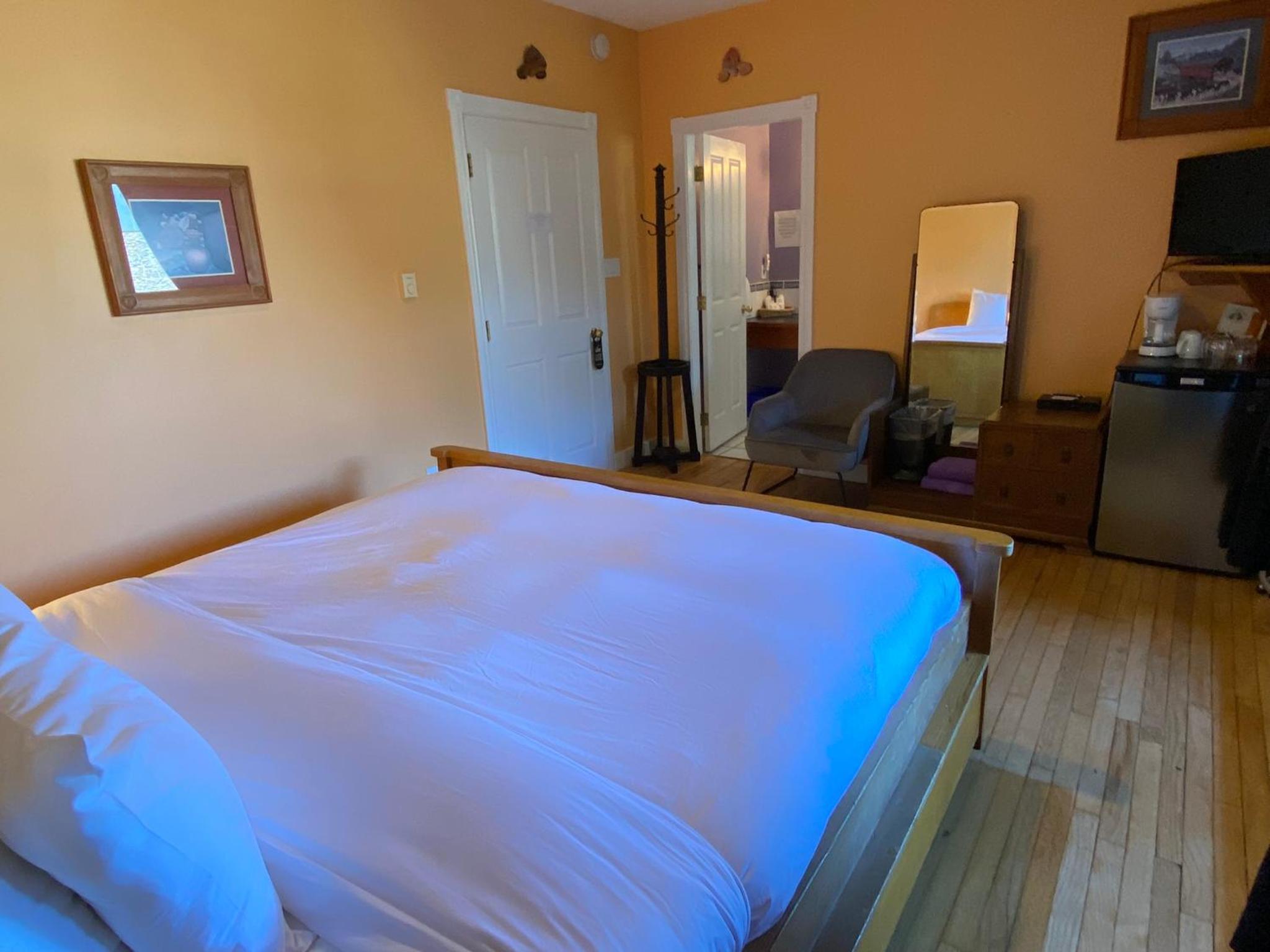 King Room with Partial Water View photo 3