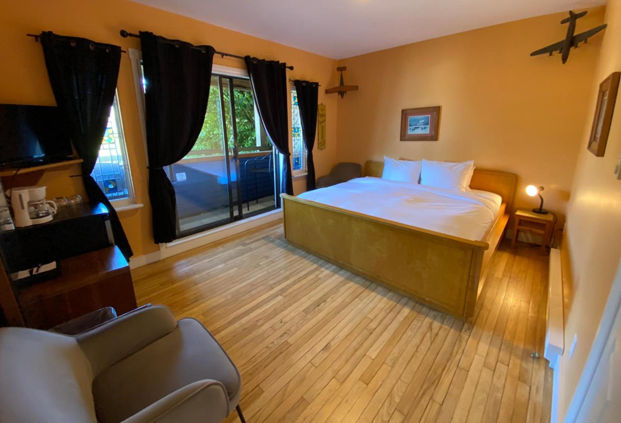 King Room with Partial Water View photo 1